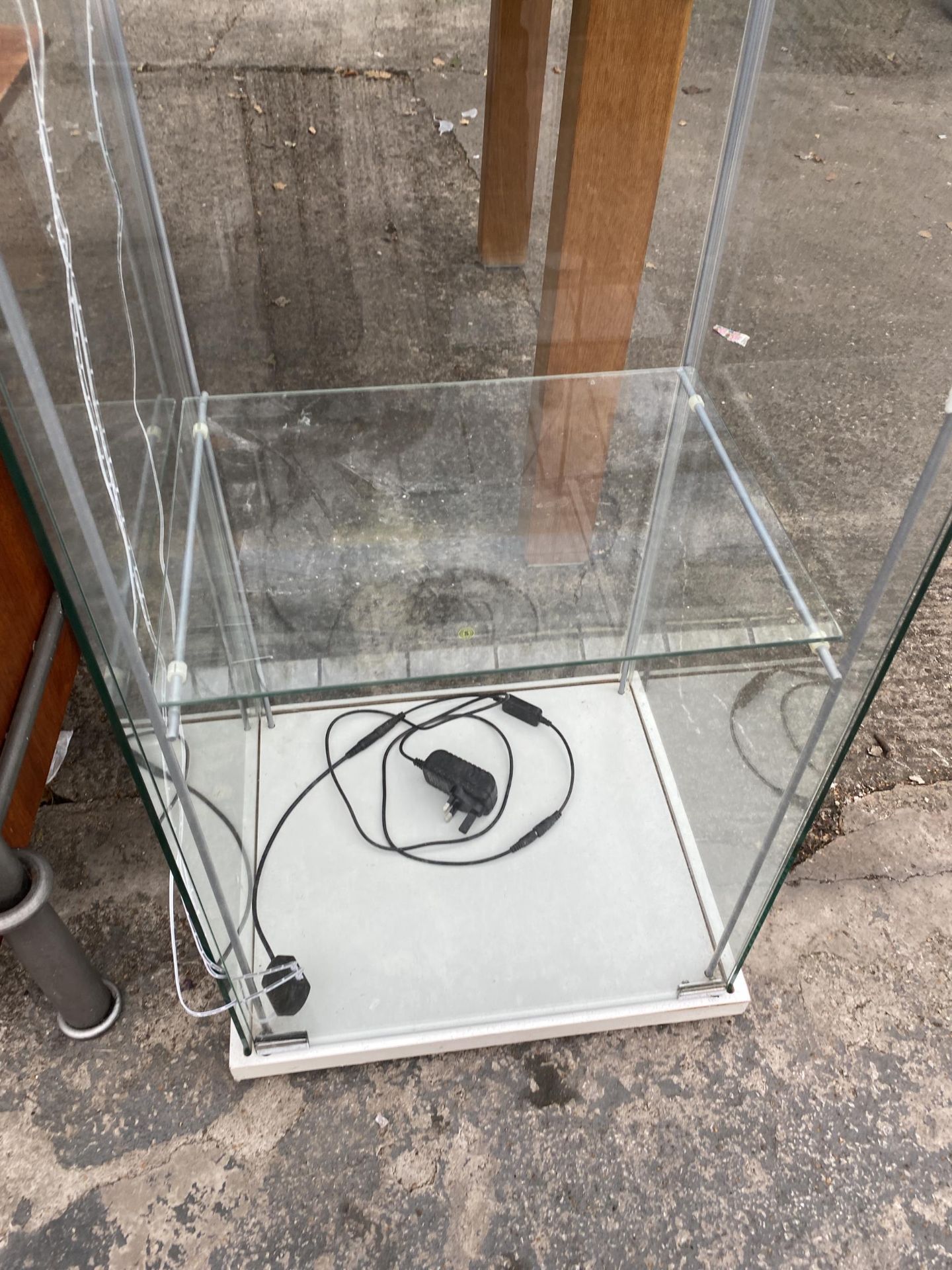 A MODERN GLASS ILLUMINATED DISPLAY CASE, 16 X 14" - Bild 2 aus 2