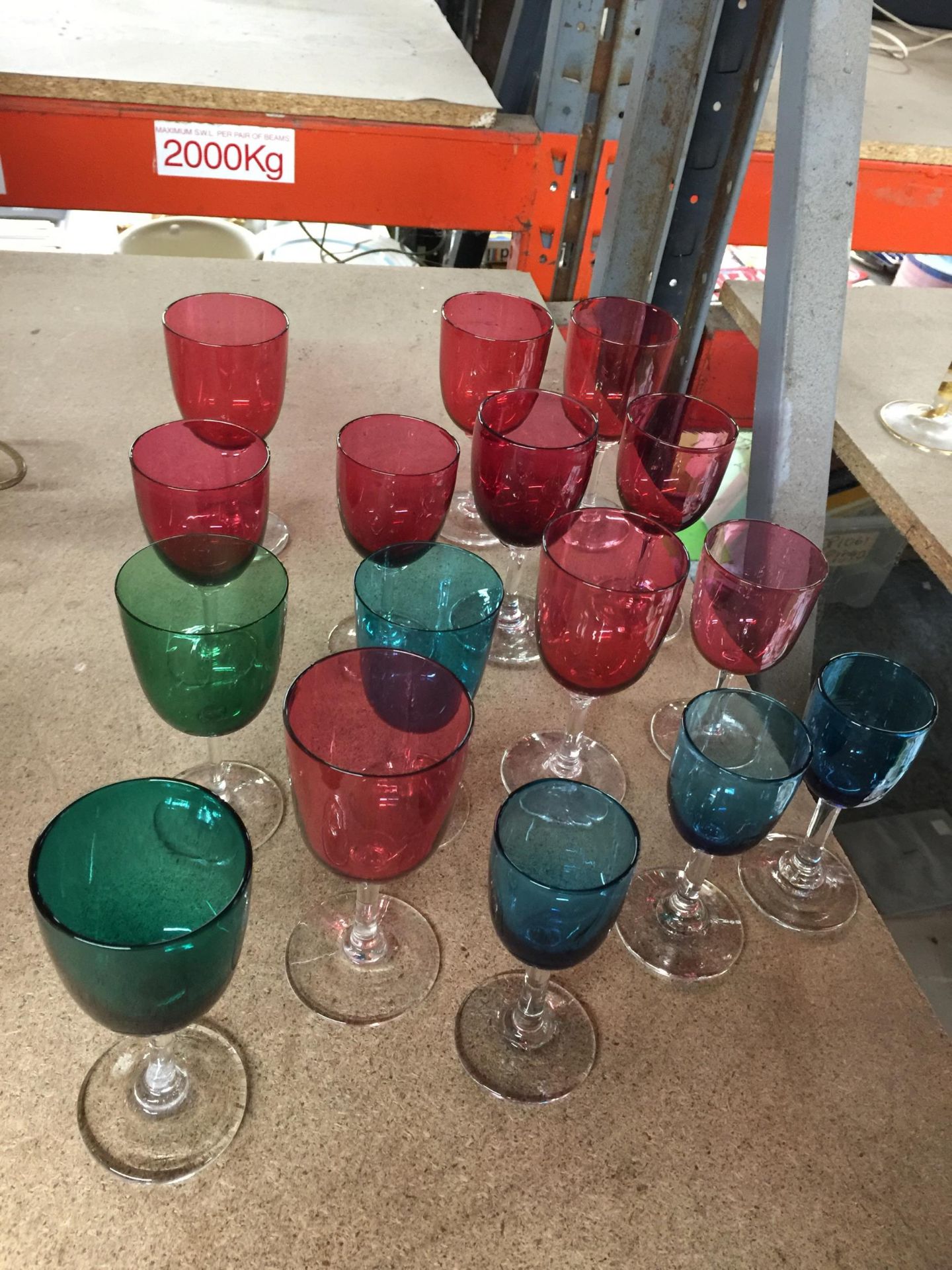 A COLLECTION OF CRANBERRY GLASS DRINKING GLASSES AND FURTHER GLASSES - Bild 2 aus 2