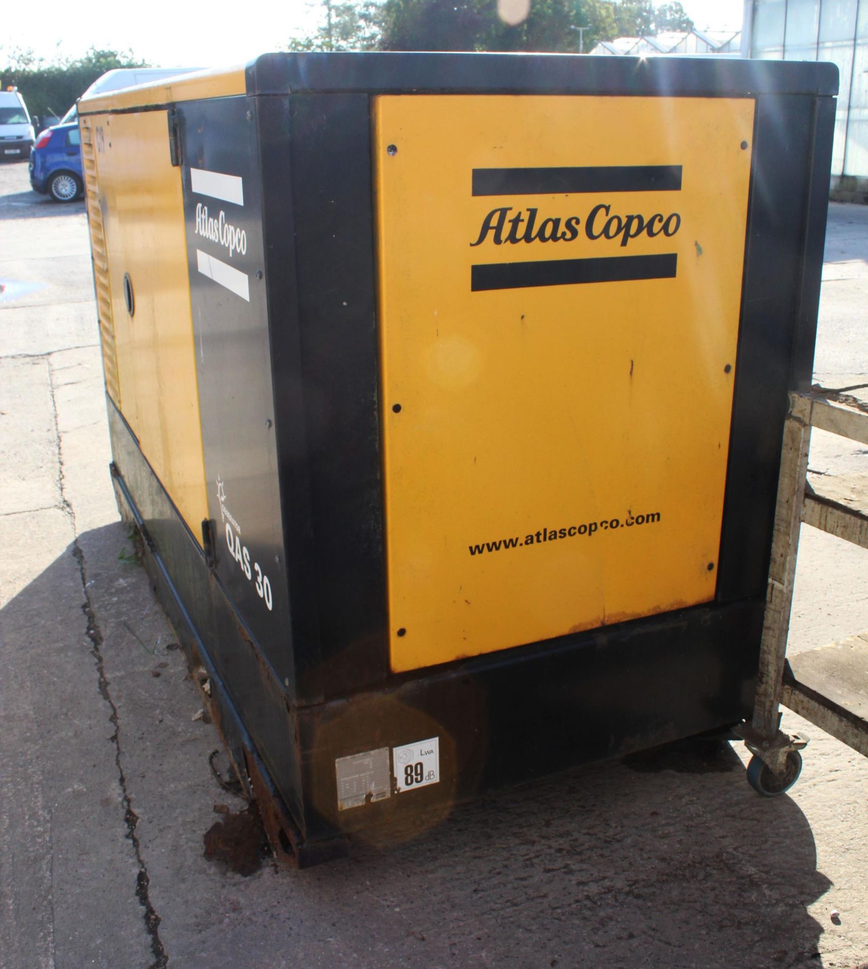 ATLAS COPCO QAS 30GENERATOR SINGLE PHASE IN GOOD WORKING ORDER BUT REQUIRES A BATTERY NO VAT - Image 3 of 4