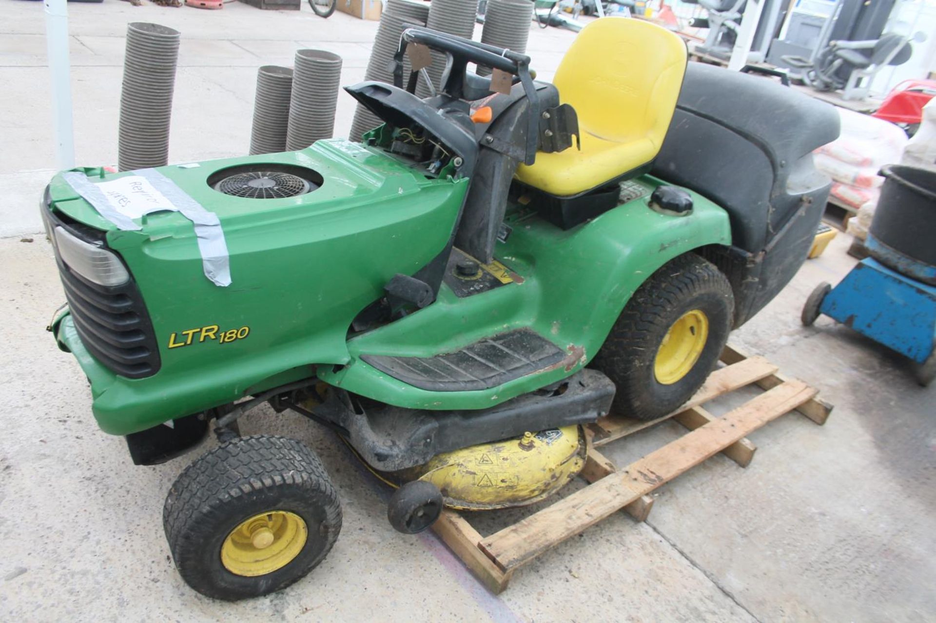 JOHN DEERE RIDE ON LAWN MOWER FOR SPARES OR REPAIR + VAT - Image 2 of 3