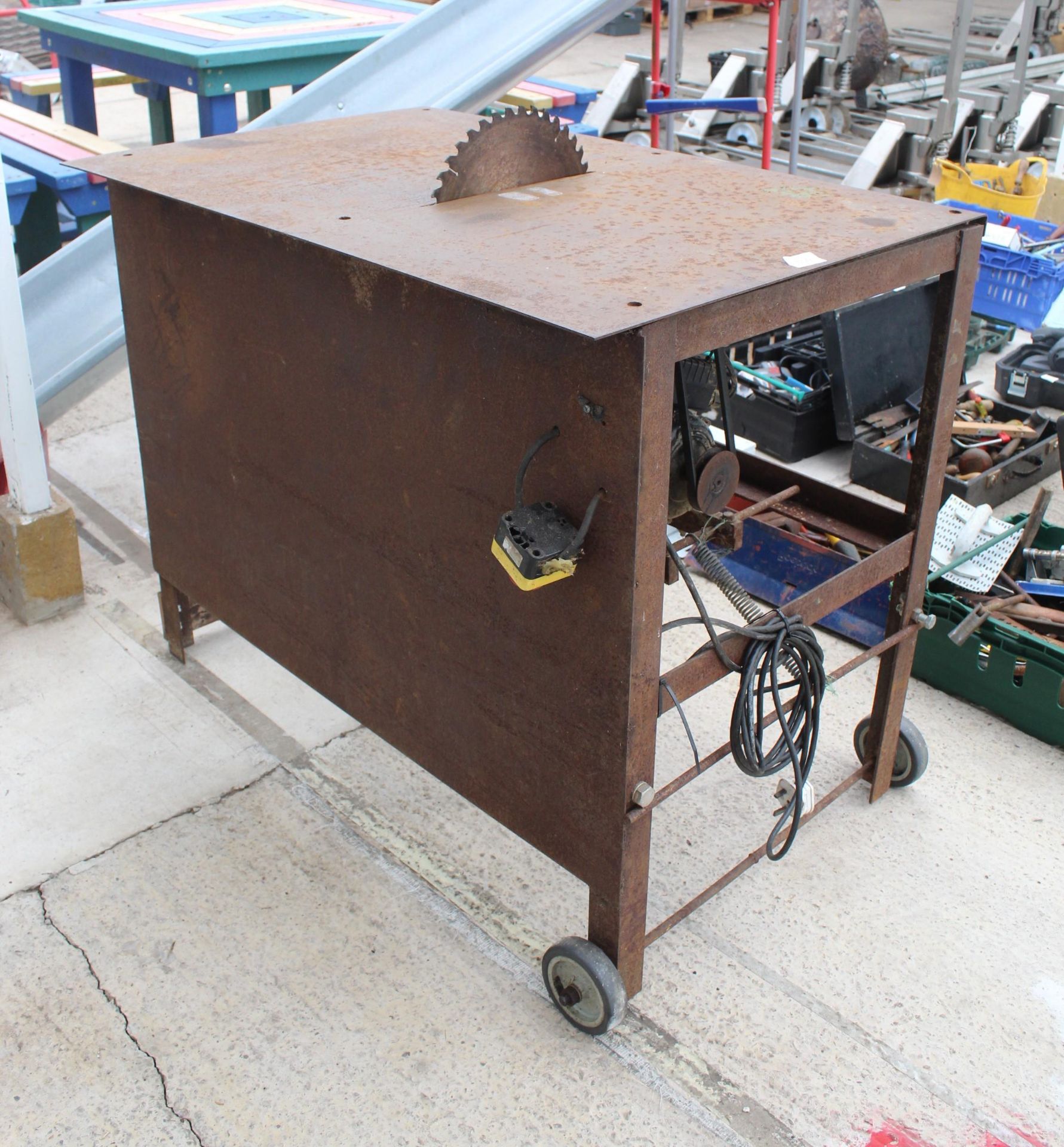 240V ELECTRIC SAW BENCH NO VAT - Image 2 of 3