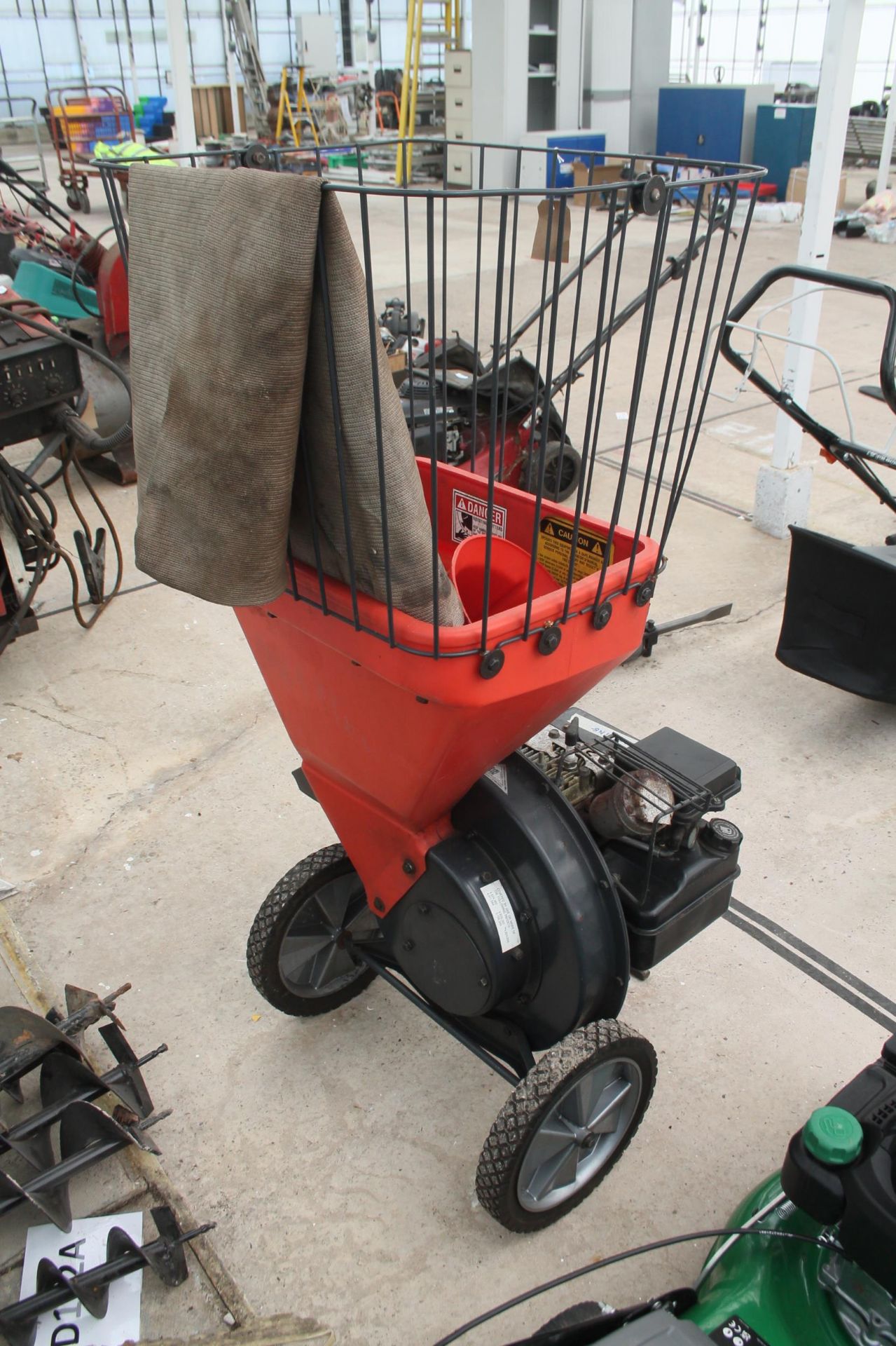 SIMPLICITY HEAVY DUTY PETROL CHIPPER/SHREDDER NO VAT - Image 3 of 3