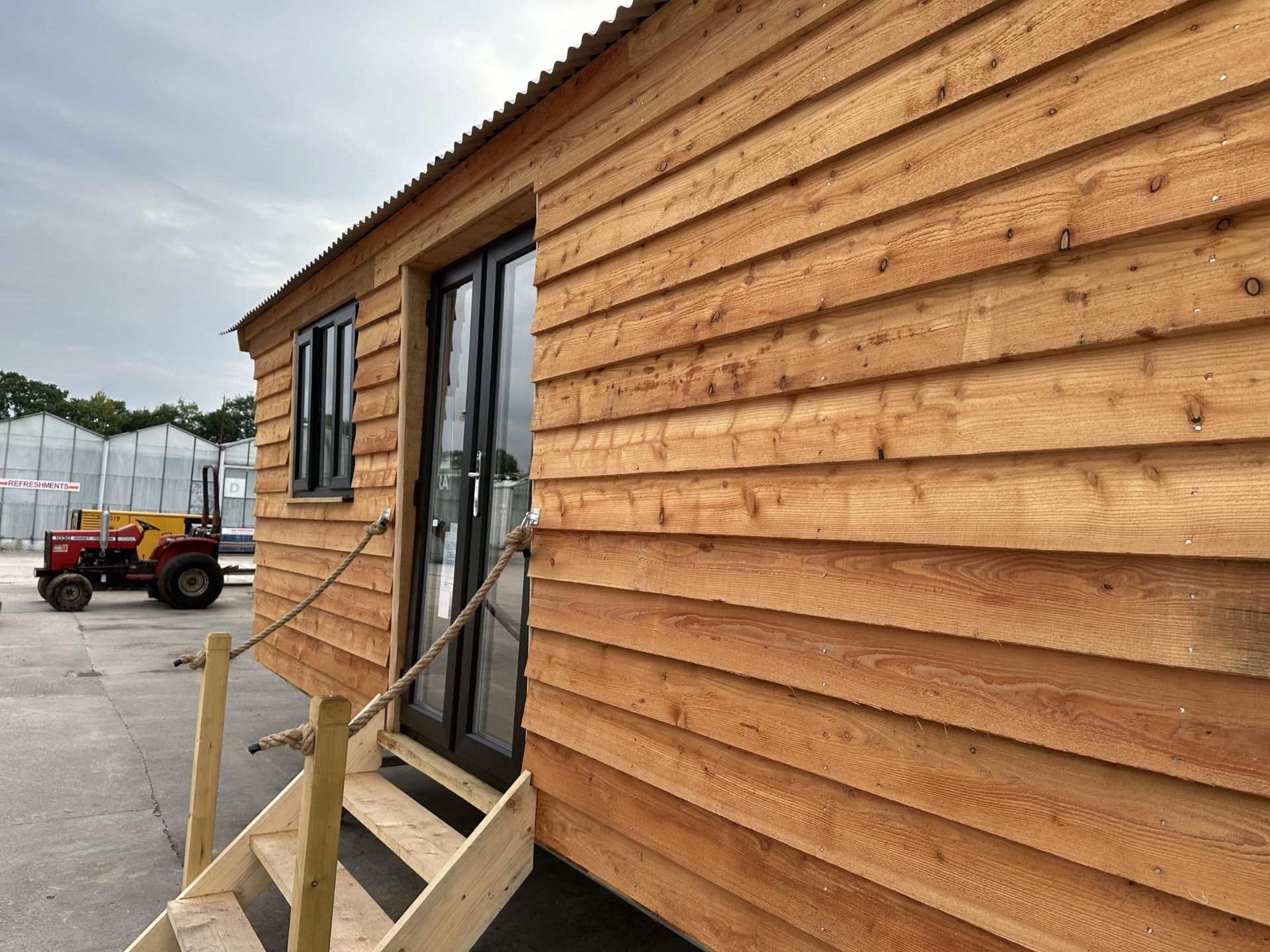 BRAND NEW EXTRA STRONG SHEPHERD HUT "PROVEN DESIGN" 23'6" X 9'6" AT EAVES. 75MM KINGSPAN IN THE - Image 4 of 12