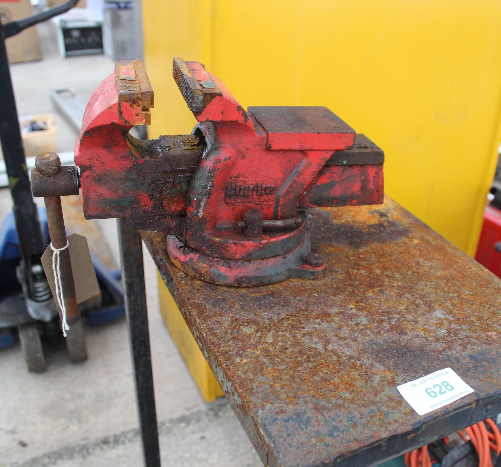 RED VICE ON BENCH NO VAT - Image 2 of 2