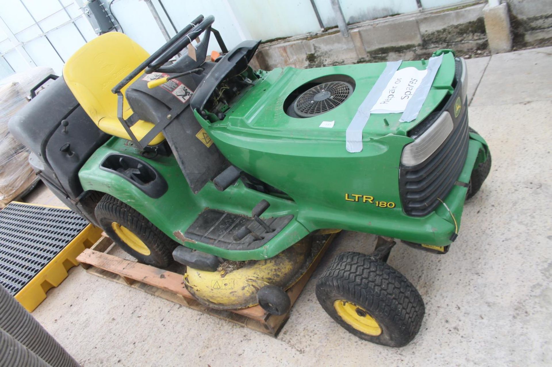 JOHN DEERE RIDE ON LAWN MOWER FOR SPARES OR REPAIR + VAT