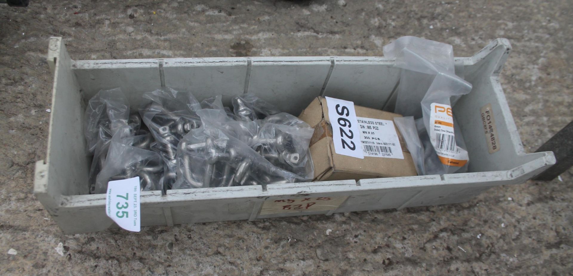 BOX OF STAINLESS D LINKS NO VAT