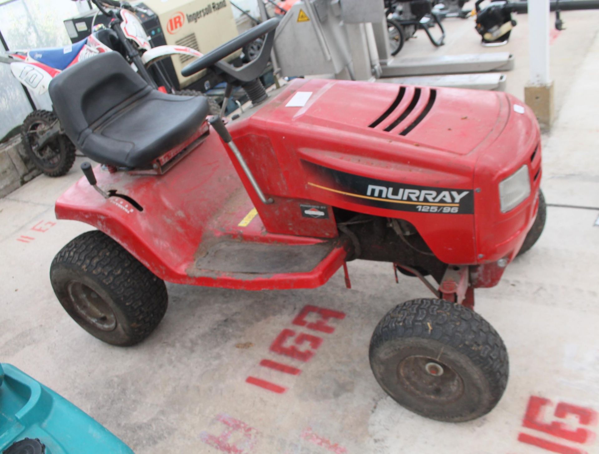 MURRAY RIDE ON GARDEN TRACTOR KEY IN THE PAY OFFICE (GOOD ENGINE, REQUIRES NEW DRIVE BELT) NO VAT - Image 2 of 3