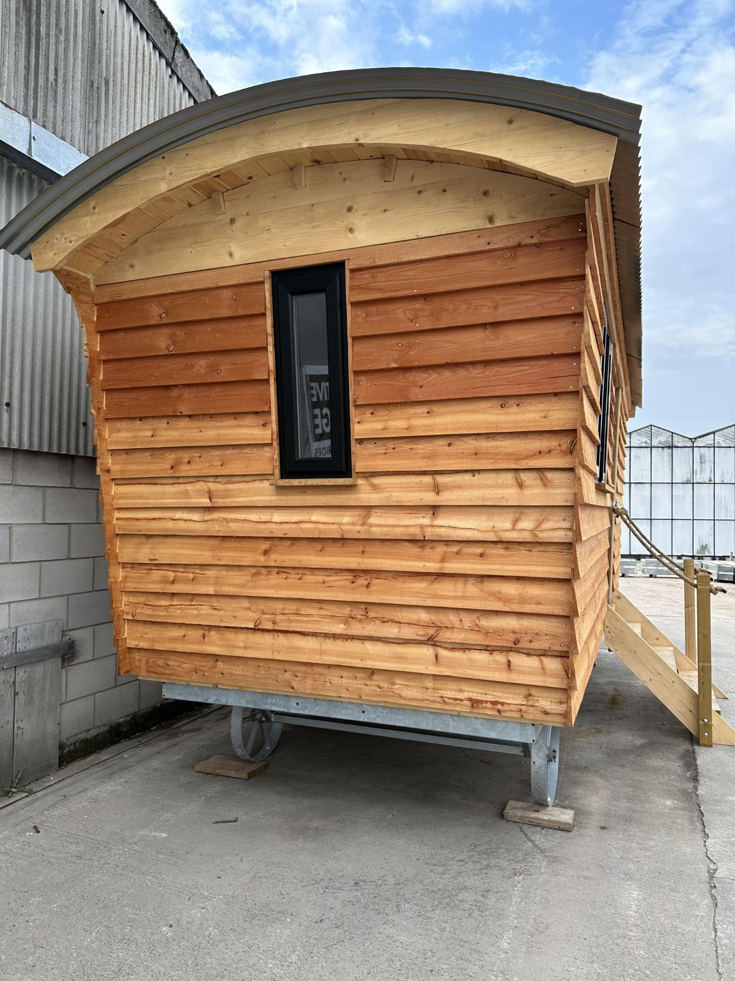 BRAND NEW EXTRA STRONG SHEPHERD HUT "PROVEN DESIGN" 23'6" X 9'6" AT EAVES. 75MM KINGSPAN IN THE - Image 8 of 12