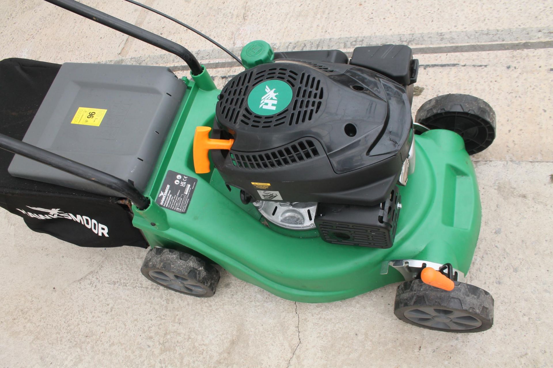 HAWKSMOOR PETROL LAWN MOWER 40CM CUTTING WIDTH NO VAT - Image 2 of 3