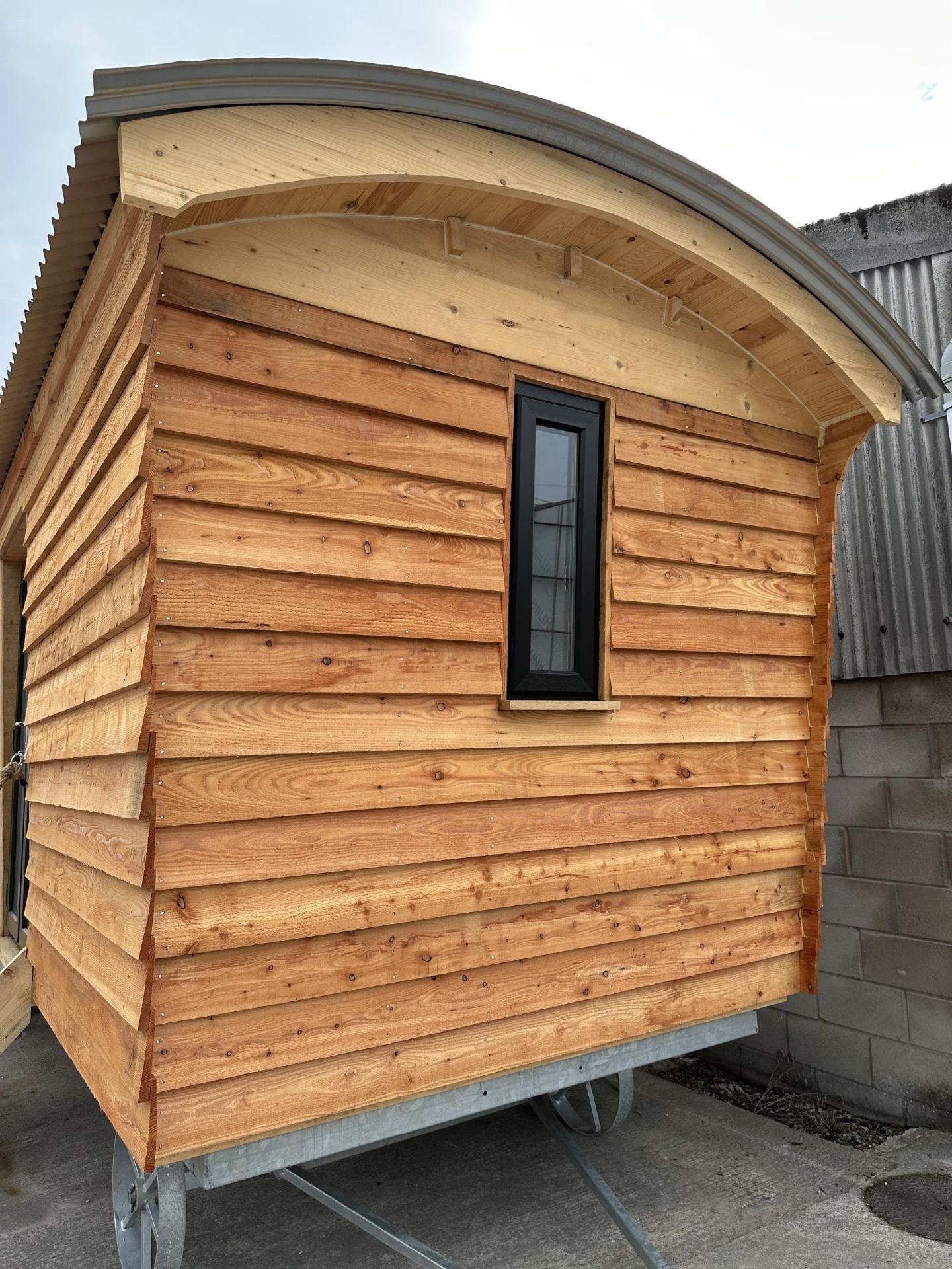 BRAND NEW EXTRA STRONG SHEPHERD HUT "PROVEN DESIGN" 23'6" X 9'6" AT EAVES. 75MM KINGSPAN IN THE - Image 5 of 12