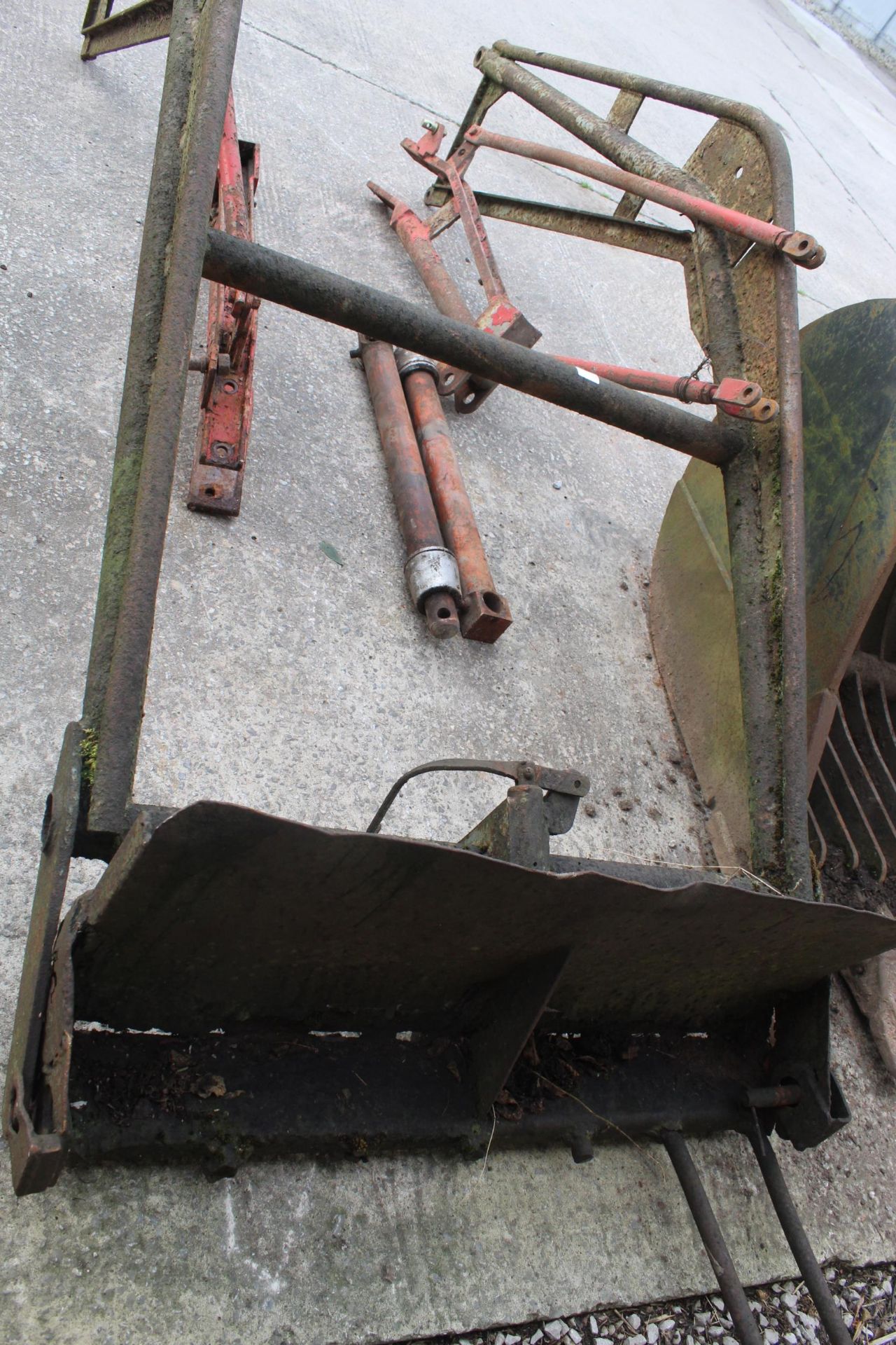 MASSEY FERGUSON FRONT END LOADER WITH RAMS NO VAT - Image 2 of 3