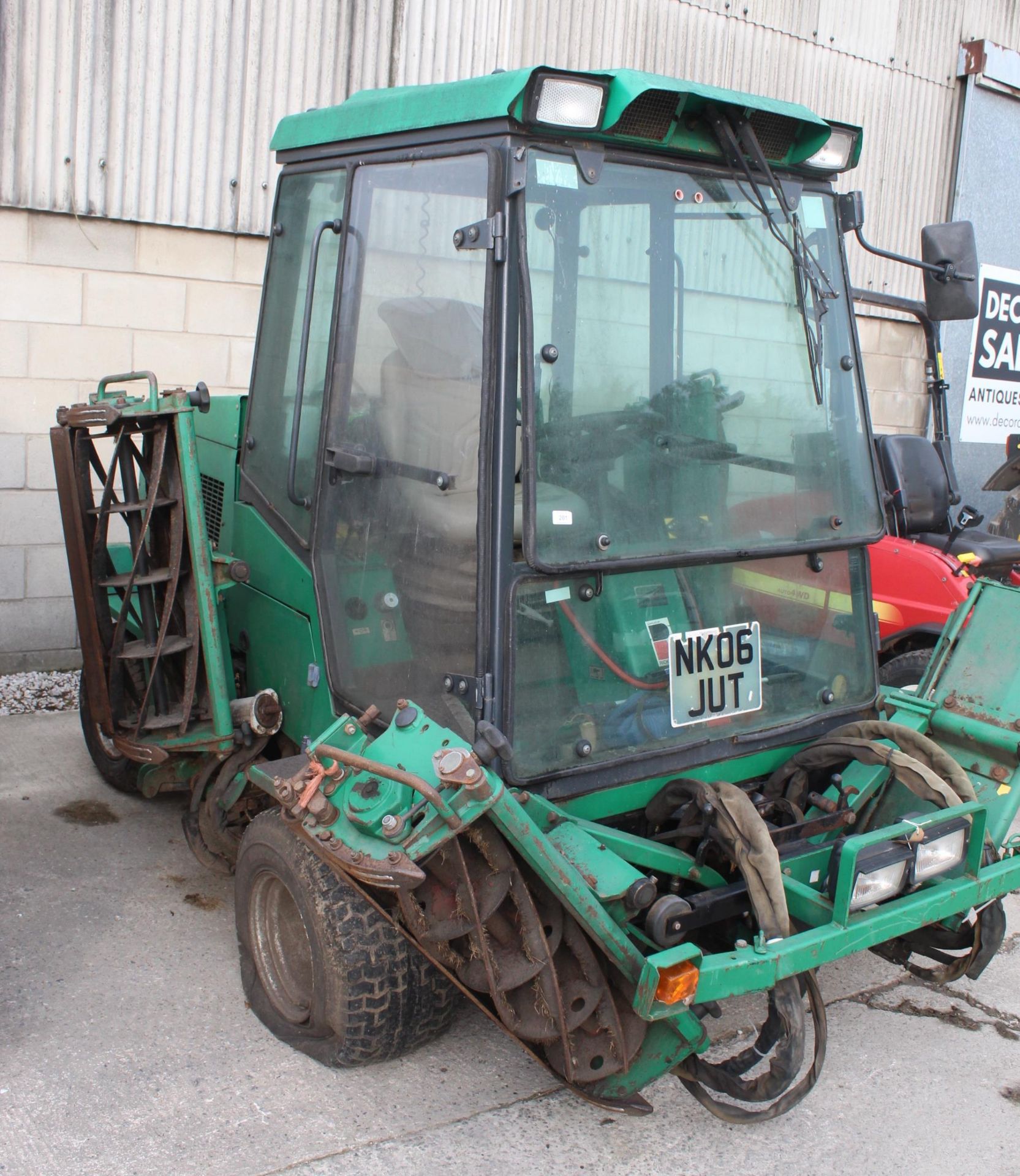 A RANSOMES COMMANDER 3520 MOWER RUNS & DRIVES BUT TO BE SOLD FOR SPARES OR REPAIRS NO VAT - Image 4 of 5