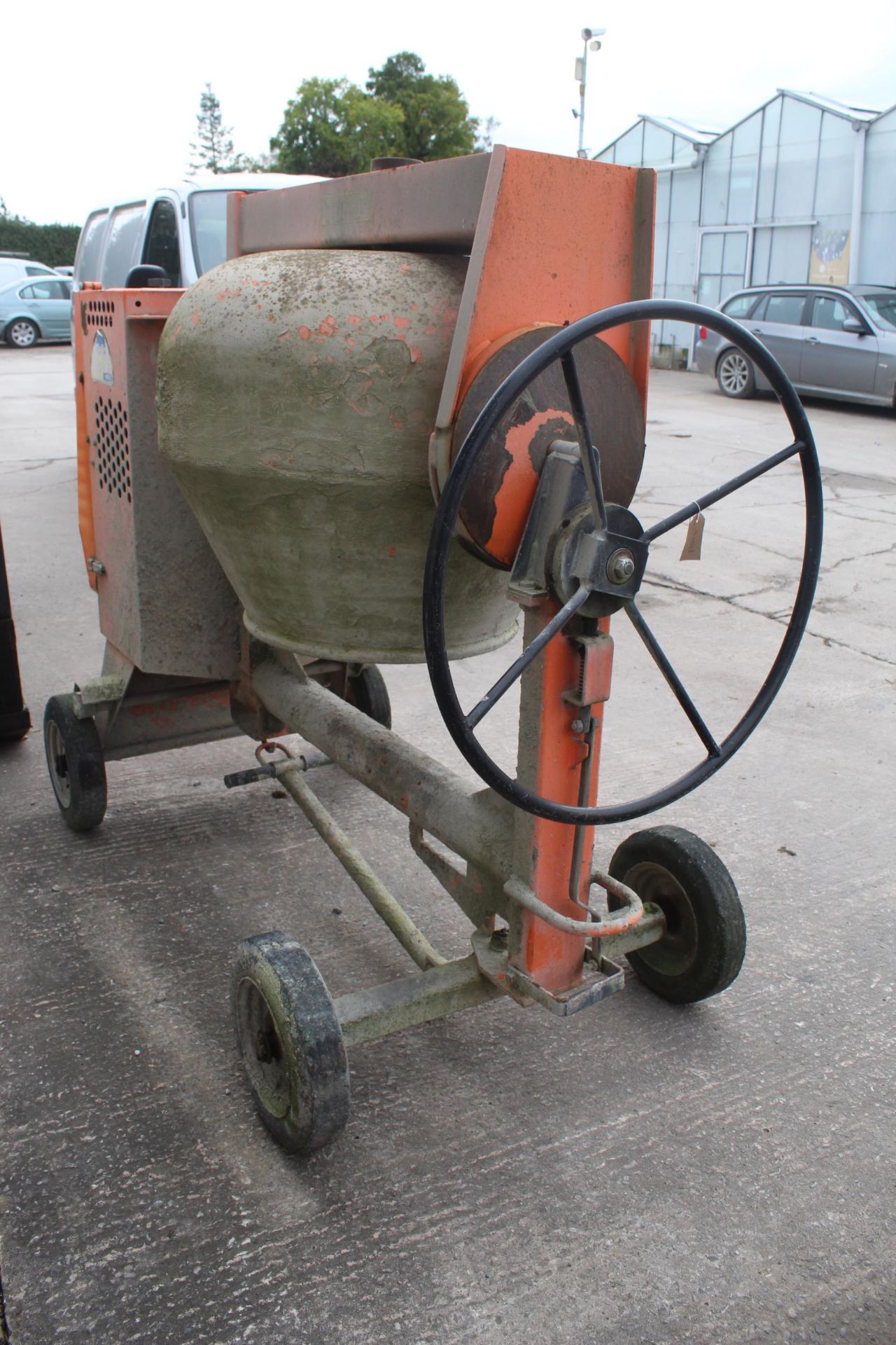 BELLE 100XT DIESEL CEMENT MIXER IN WORKING ORDER STARTING HANDLE & MANUAL IN THE PAY OFFICE NO VAT - Image 2 of 3