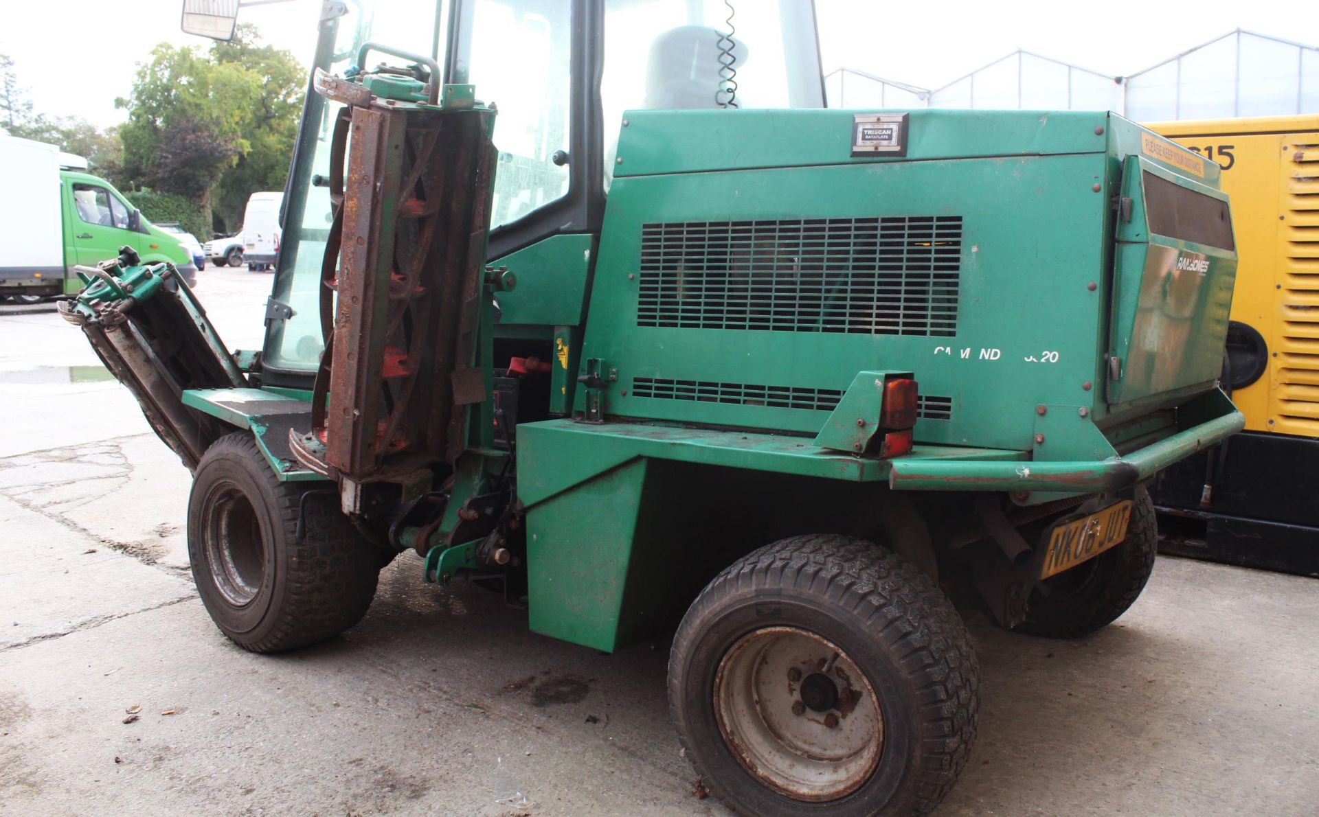 A RANSOMES COMMANDER 3520 MOWER RUNS & DRIVES BUT TO BE SOLD FOR SPARES OR REPAIRS NO VAT - Image 5 of 5