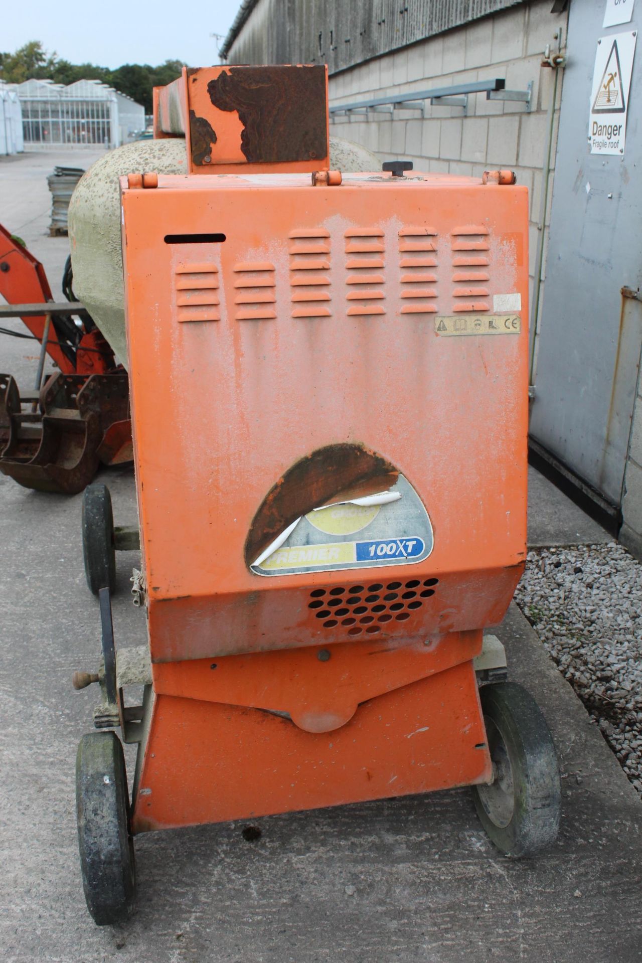 BELLE 100XT DIESEL CEMENT MIXER IN WORKING ORDER STARTING HANDLE & MANUAL IN THE PAY OFFICE NO VAT - Image 3 of 3
