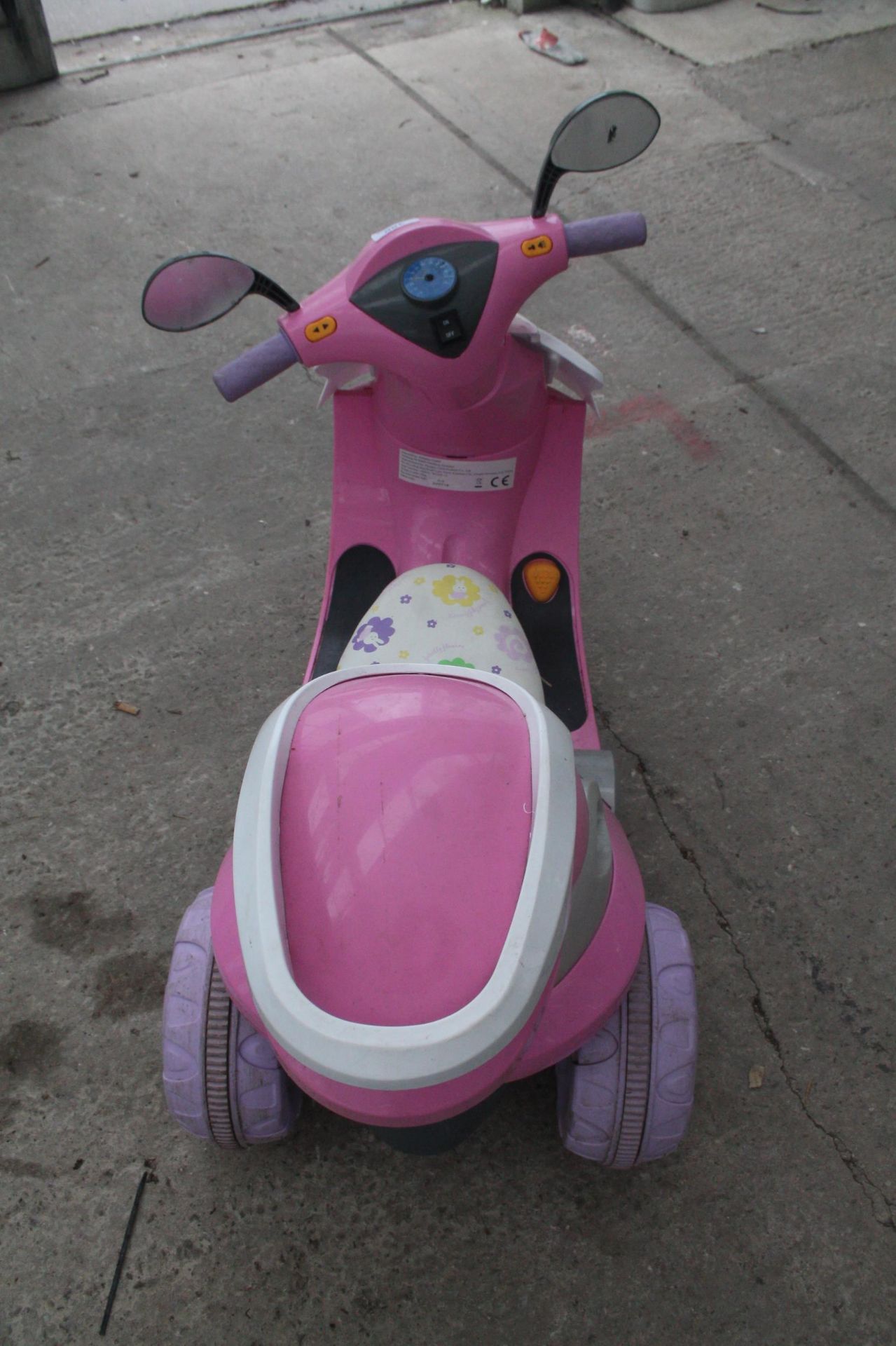 GIRLS ELECTRIC MOPED - HELLO FRIEND WITH CHARGER - (GWO) - NO VAT - Image 4 of 4