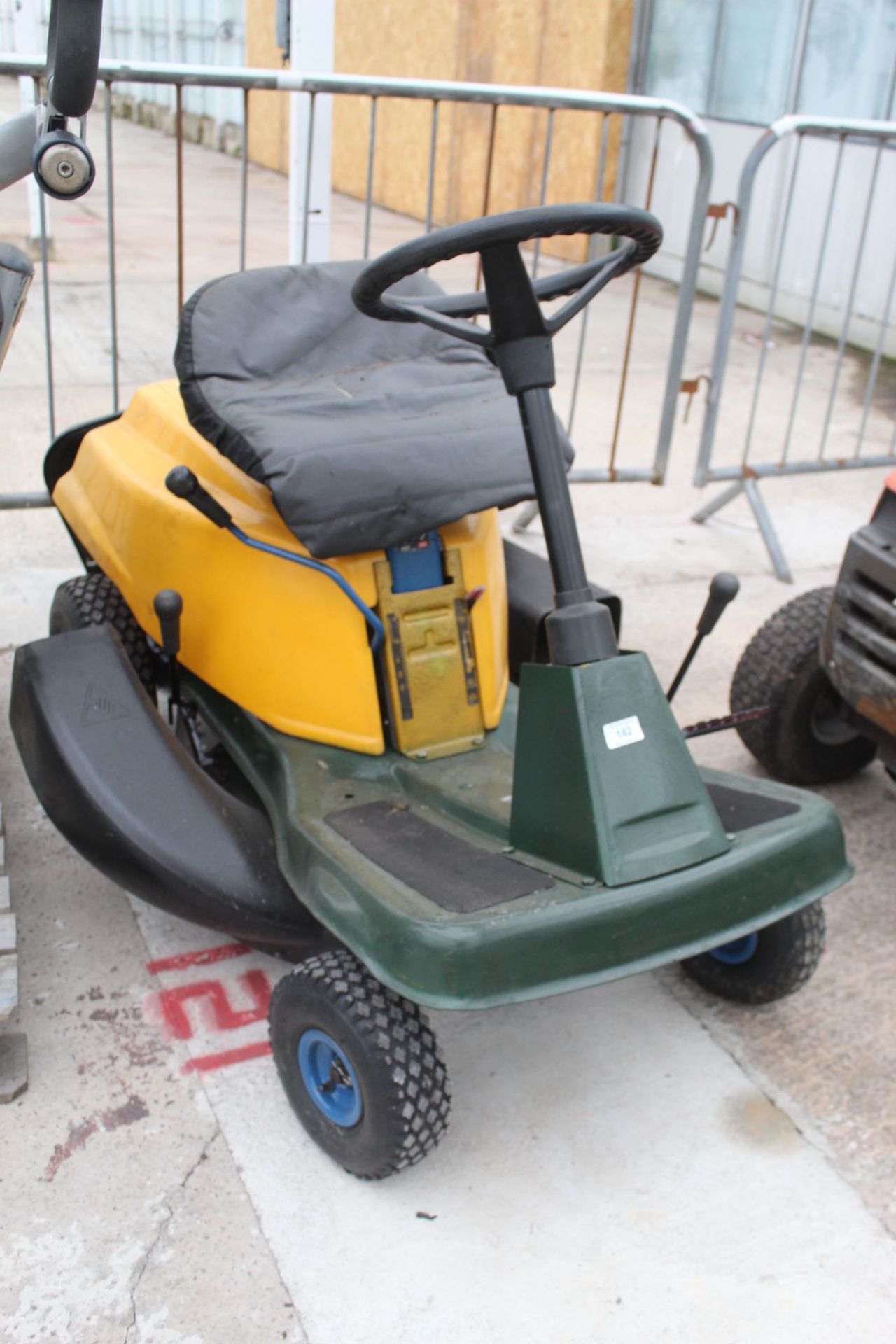 McCULLOCH RIDE ON MOWER (RUNNER) NO VAT - Image 3 of 3