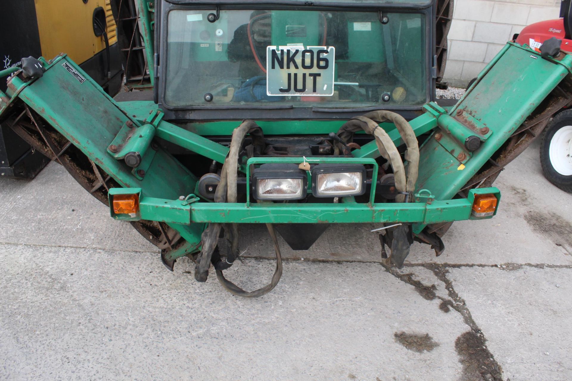 A RANSOMES COMMANDER 3520 MOWER RUNS & DRIVES BUT TO BE SOLD FOR SPARES OR REPAIRS NO VAT - Image 3 of 5