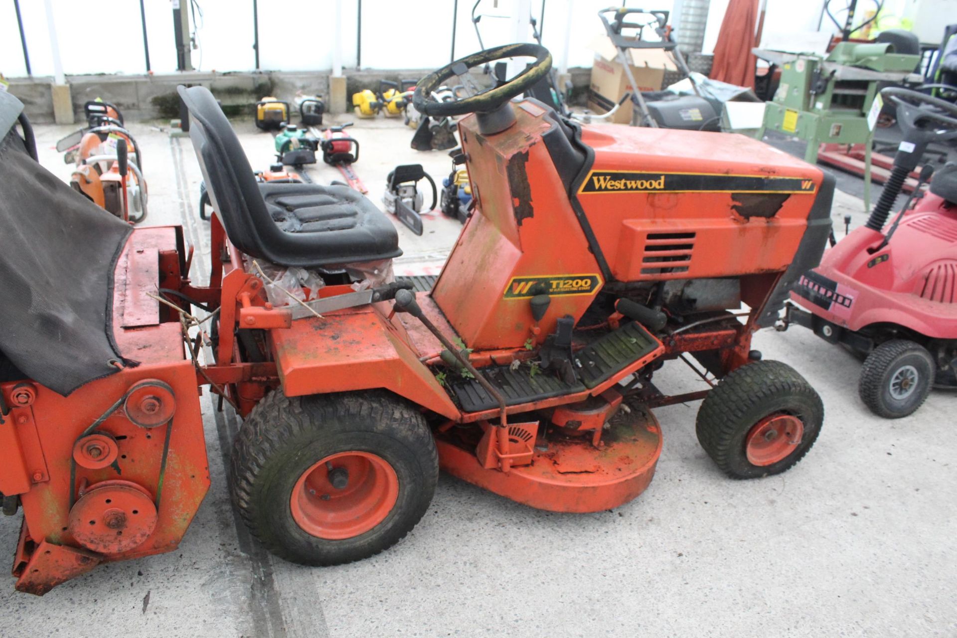 WESTWOOD T1200 12HP ELECTRONIC START RIDE ON MOWER + VAT - Image 3 of 3