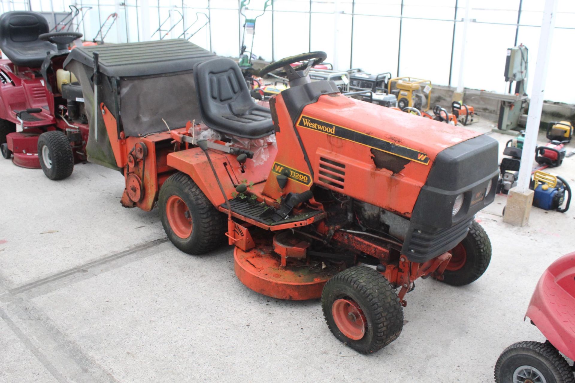 WESTWOOD T1200 12HP ELECTRONIC START RIDE ON MOWER + VAT - Image 2 of 3