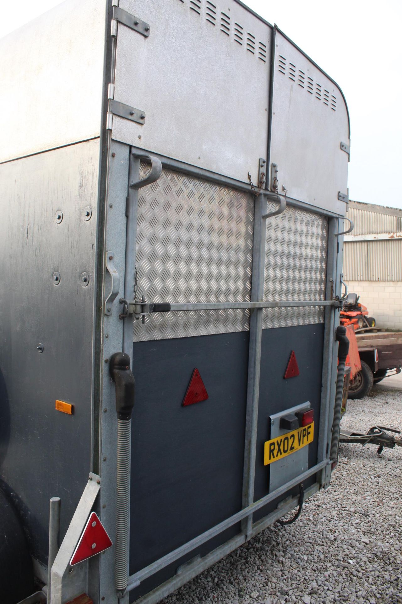 IFOR WILLIAMS 505 HORSE TRAILER TAKES TWO 16.2 HAND HORSESSERVICED 24 MONTHS AGO -DRUM BRAKES - Image 3 of 3