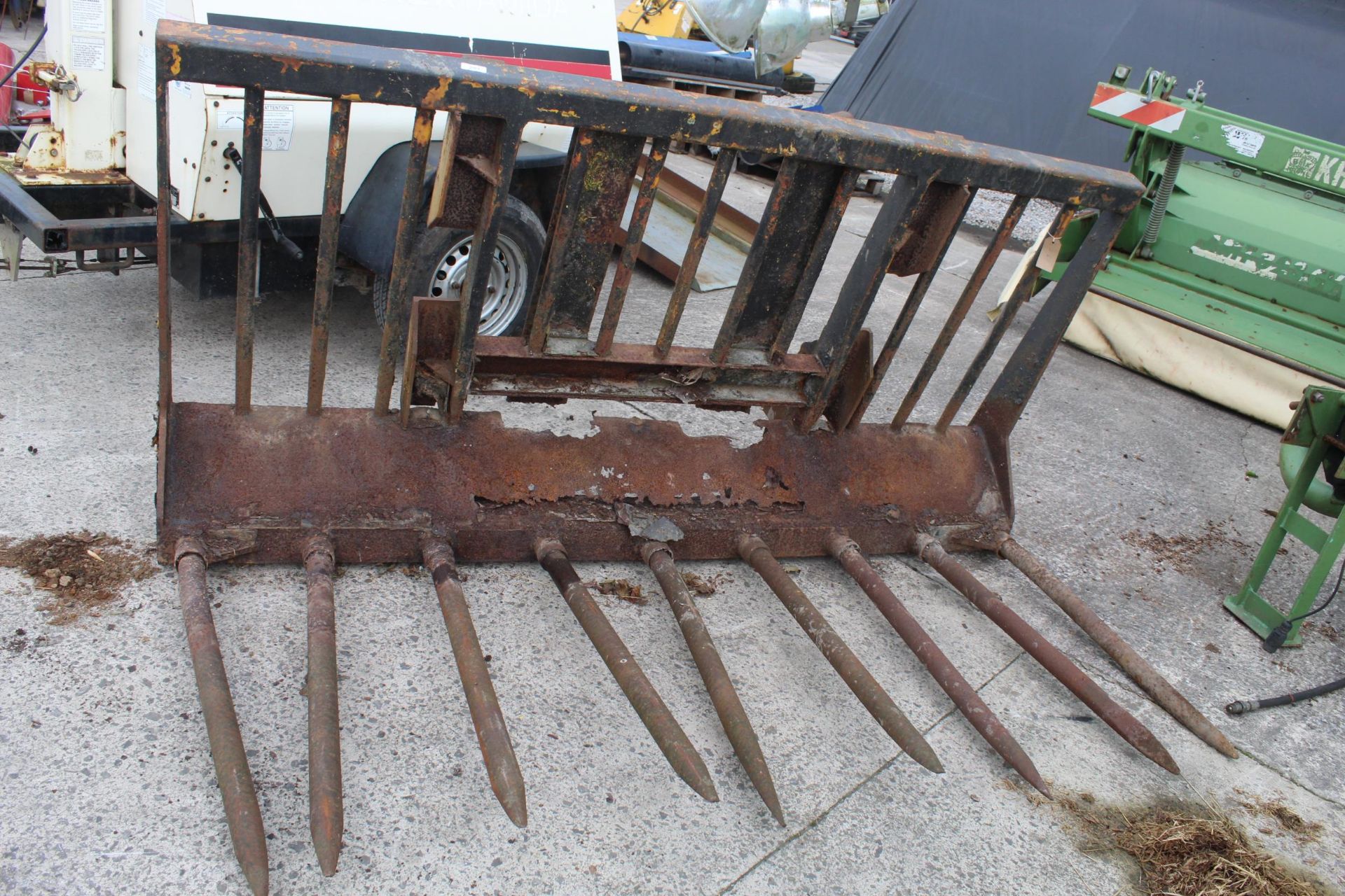 A 7' MANURE FORK WITH JCB Q FITTINGSNO VAT