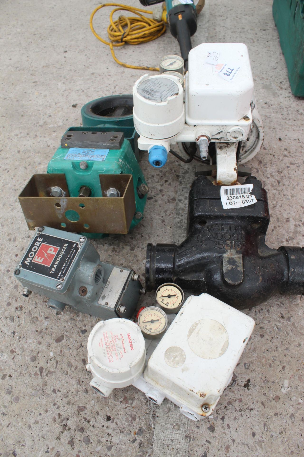 VARIOUS PUMPS AND VALVES (4 ITEMS) NO VAT - Image 2 of 3
