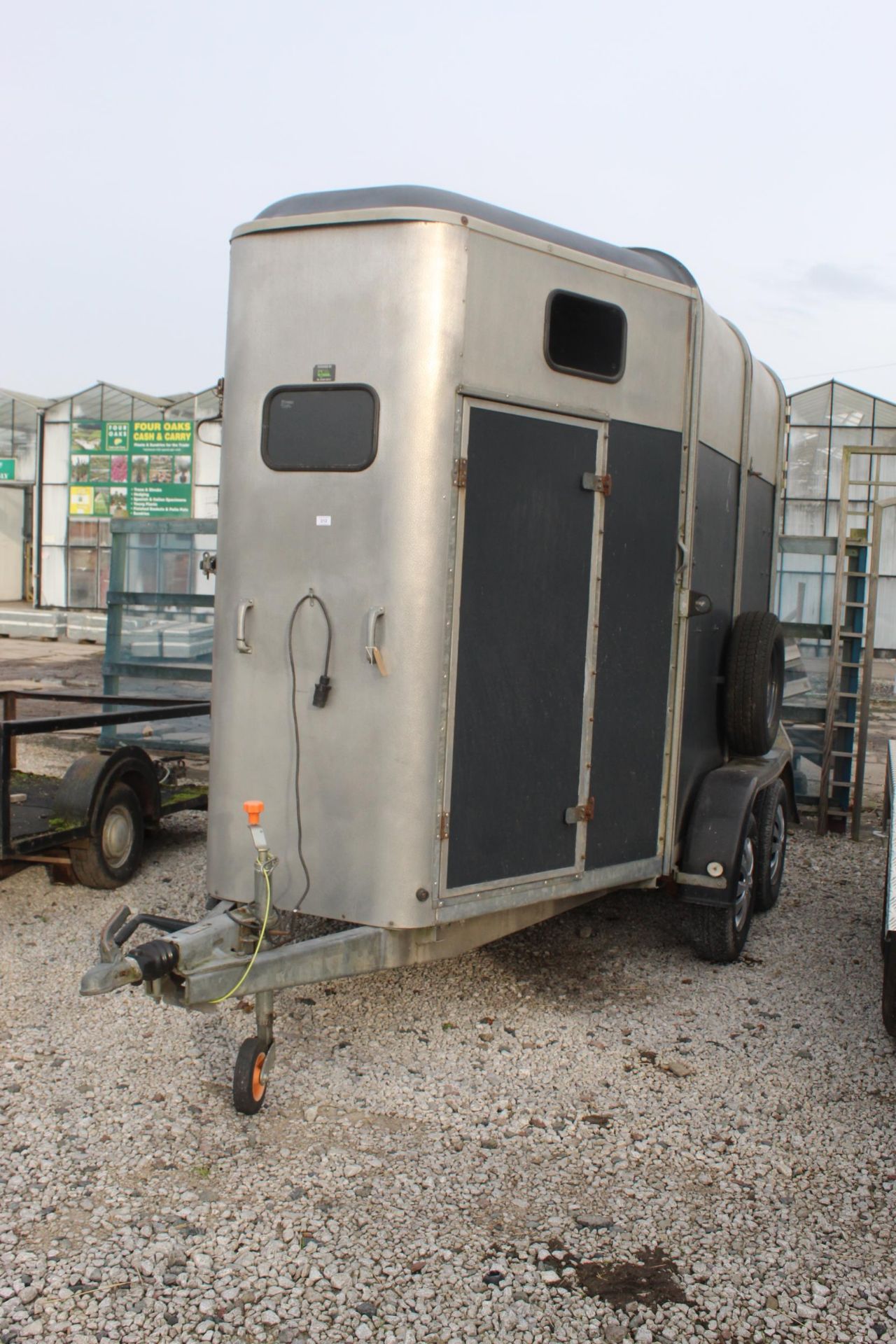 IFOR WILLIAMS 505 HORSE TRAILER TAKES TWO 16.2 HAND HORSESSERVICED 24 MONTHS AGO -DRUM BRAKES