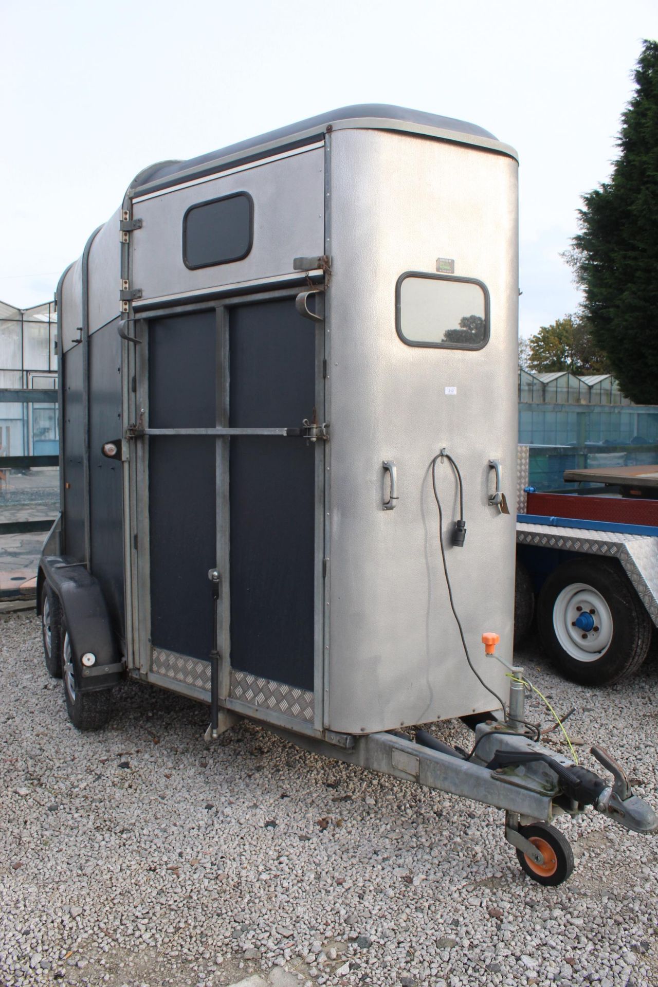 IFOR WILLIAMS 505 HORSE TRAILER TAKES TWO 16.2 HAND HORSESSERVICED 24 MONTHS AGO -DRUM BRAKES - Image 2 of 3