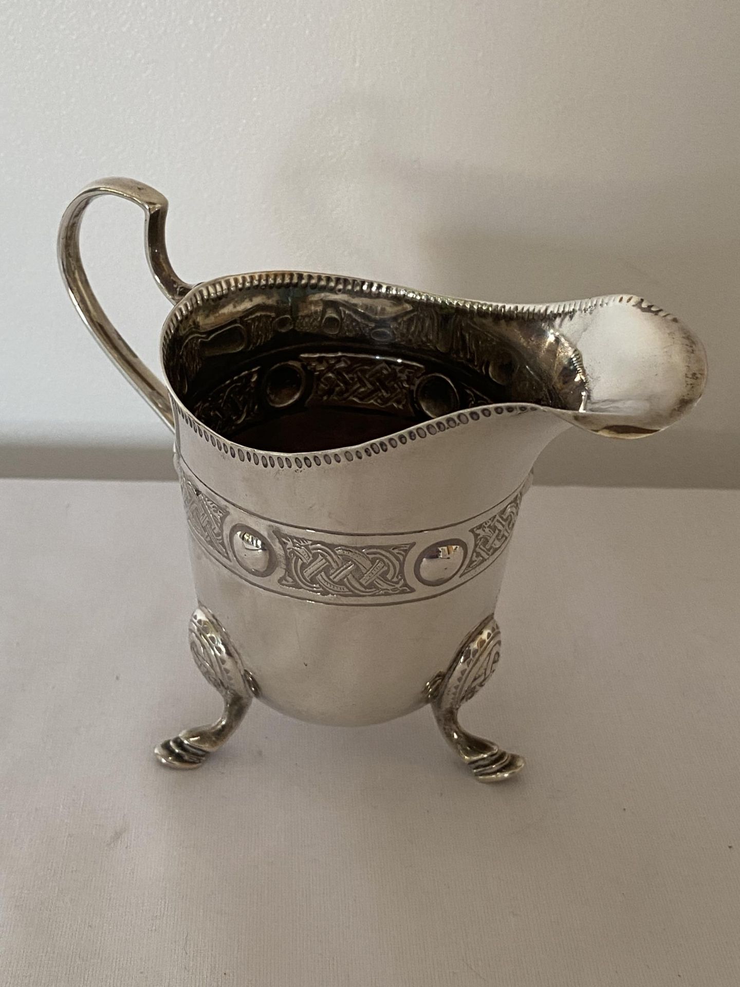 A GEORGE V 1917 HALLMARKED DUBLIN SILVER TANKARD, MAKER T WEIR & SONS, GROSS WEIGHT 163 GRAMS - Image 4 of 12