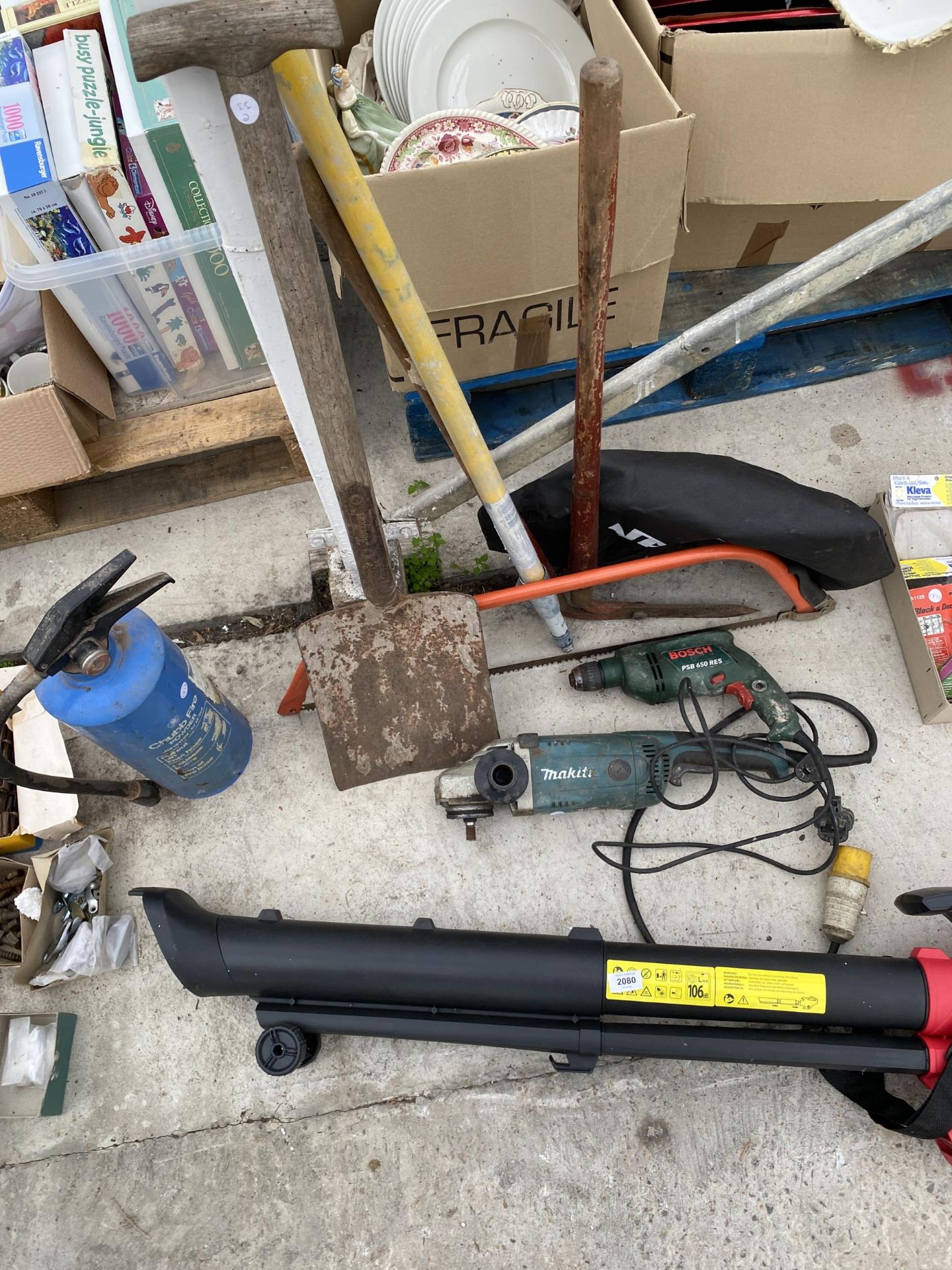AN ASSORTMENT OF TOOLS TO INCLUDE A BOSCH DRILL, A MAKITA ANGLE GRINDER AND AN ELECTRIC LEAF - Image 2 of 3