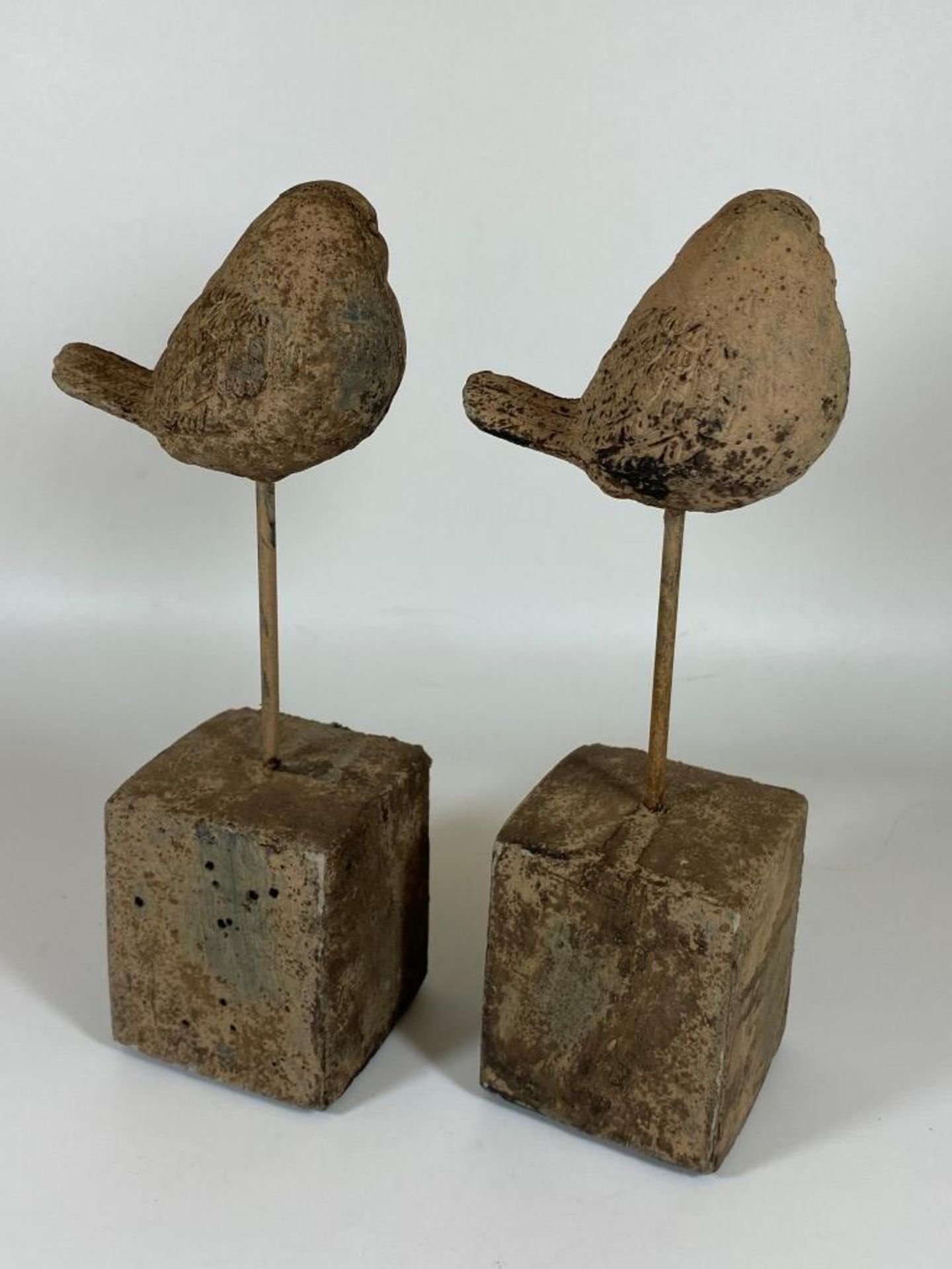 A PAIR OF DECORATIVE STONE BIRDS ON PLINTH BASES, HEIGHT 24 CM - Image 4 of 5