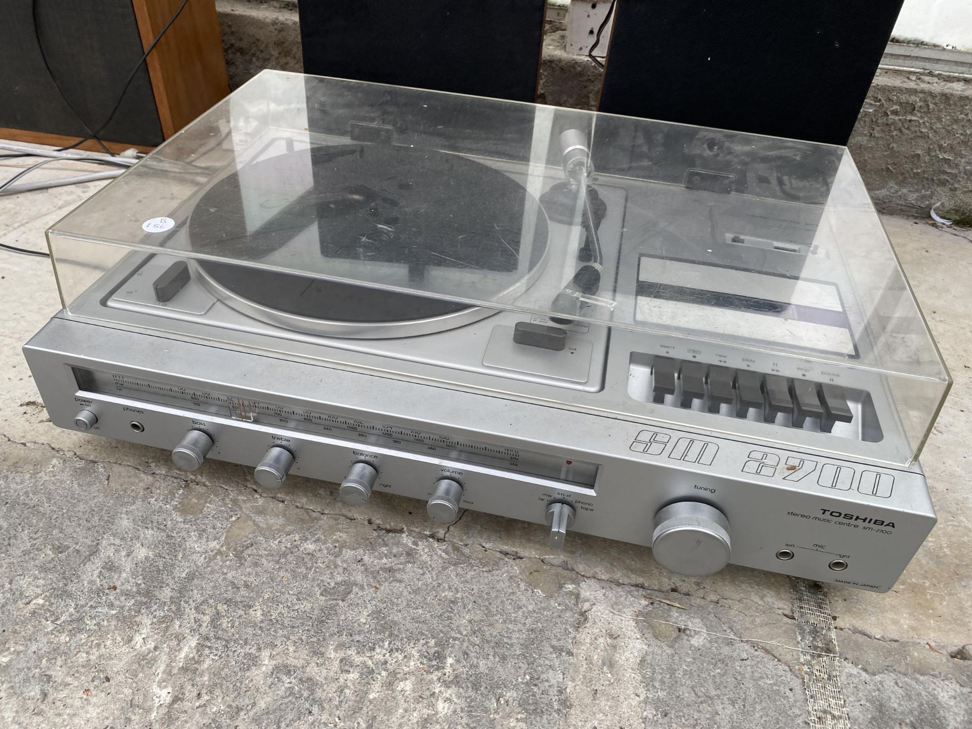 A TOSHIBA SM 2700 RECORD PLAYER AND A PAIR OF WOODEN CASED SPEAKERS - Bild 2 aus 3