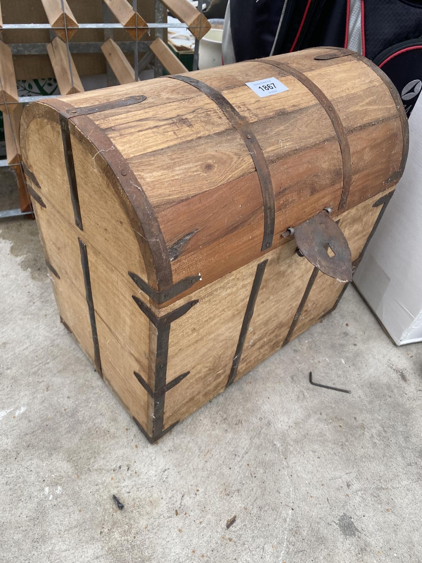 A RUSTIC HARDWOOD SIX BOTTLE WINE CRATE AND A 20 BOTTLE WOODEN AND METAL WINE RACK - Bild 2 aus 4