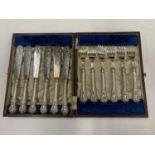 A SET OF 1908 HALLMARKED SHEFFIELD SILVER HANDLED FISH KNIVES AND FORKS MAKER JS + S IN A