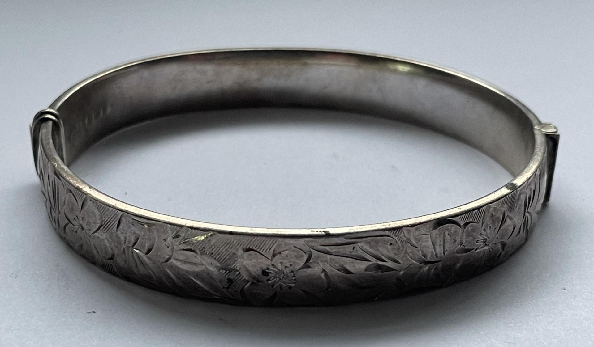 AN ELIZABETH II 1978 HALLMARKED BIRMINGHAM SILVER BANGLE, MAKER RIGBY & WILSON, WEIGHT 16.7 GRAMS