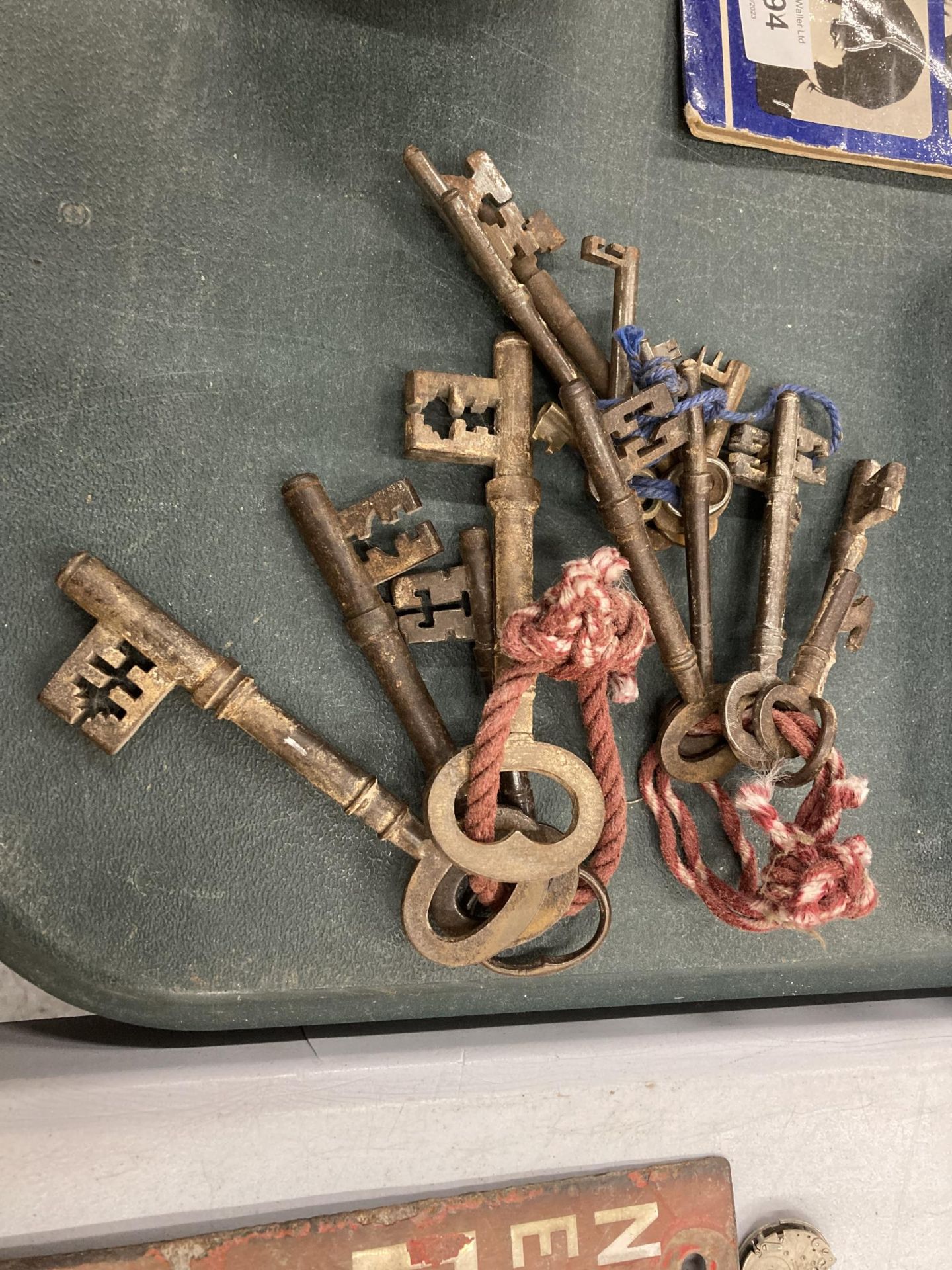 A COLLECTION OF VINTAGE KEYS