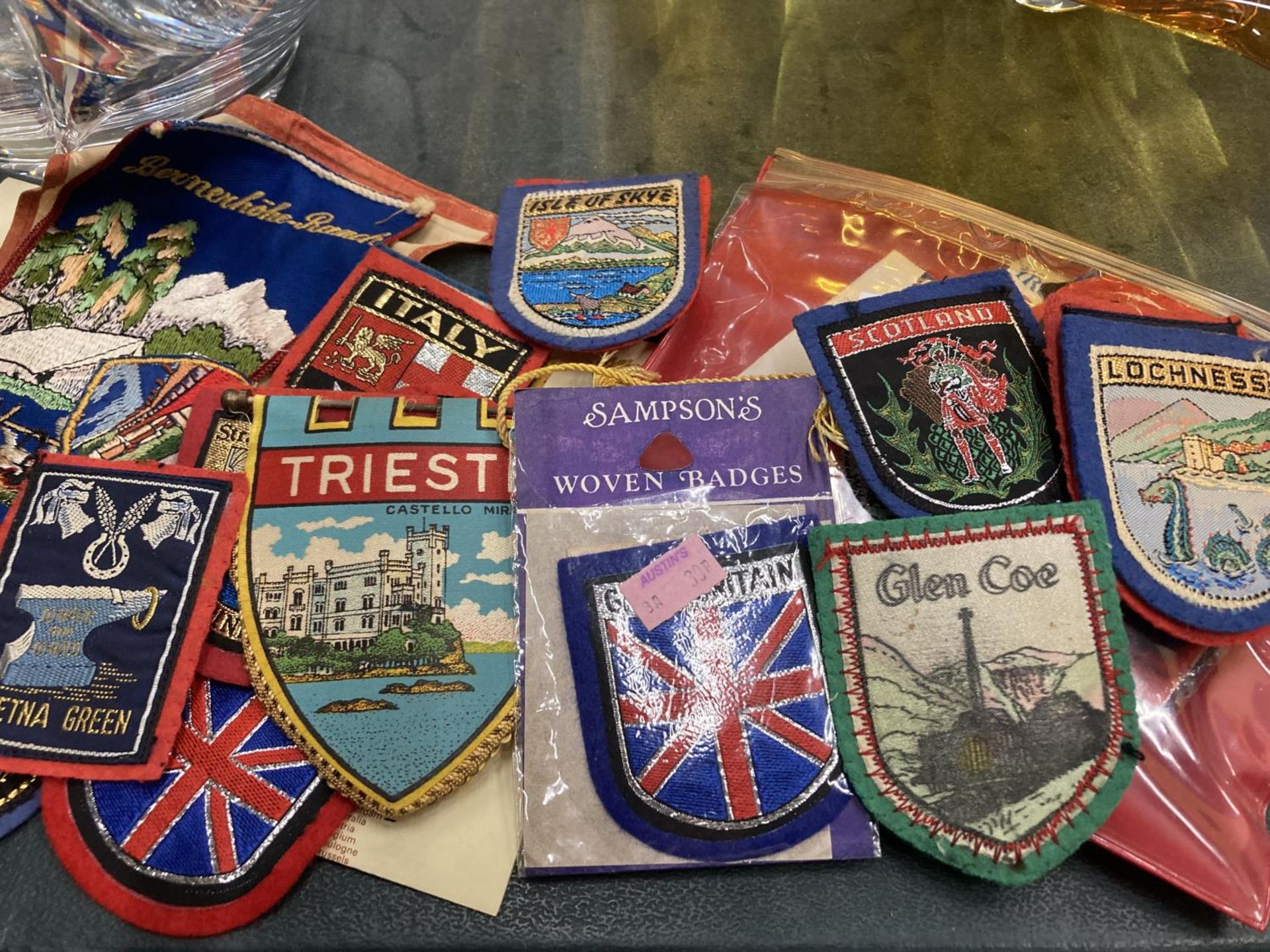 A LARGE QUANTITY OF CLOTH BADGES AND PENNANTS OF VARIOUS COUNTRIES - Bild 2 aus 3