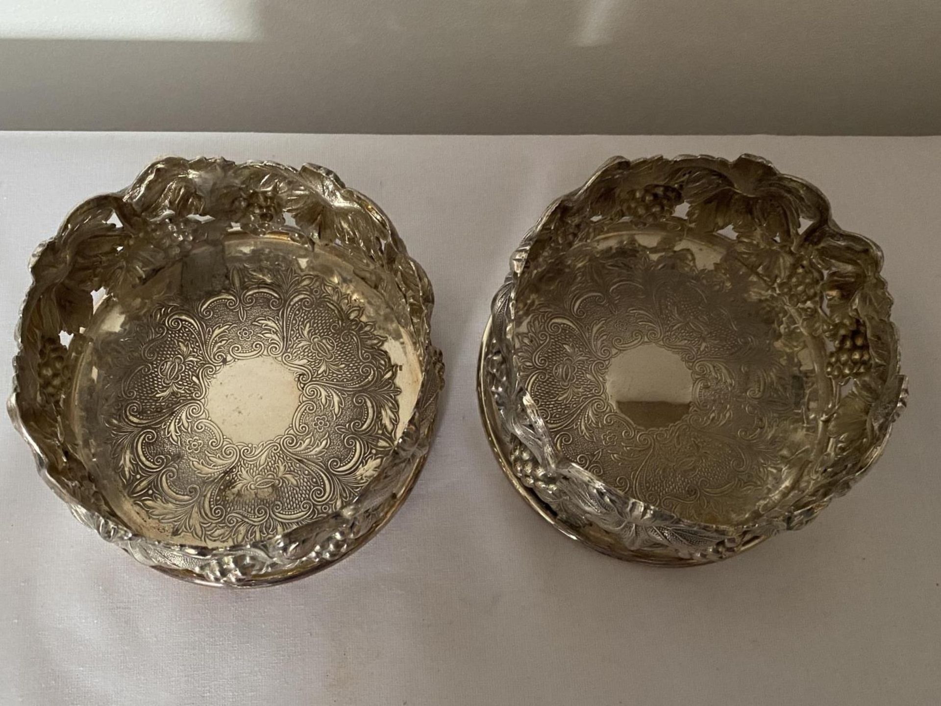 A PAIR OF PORTUGUESE TOPAZIO CASQUINHA ORNATE SILVER PLATED WINE COASTERS, T CROWN MARK AND DATE - Image 3 of 7
