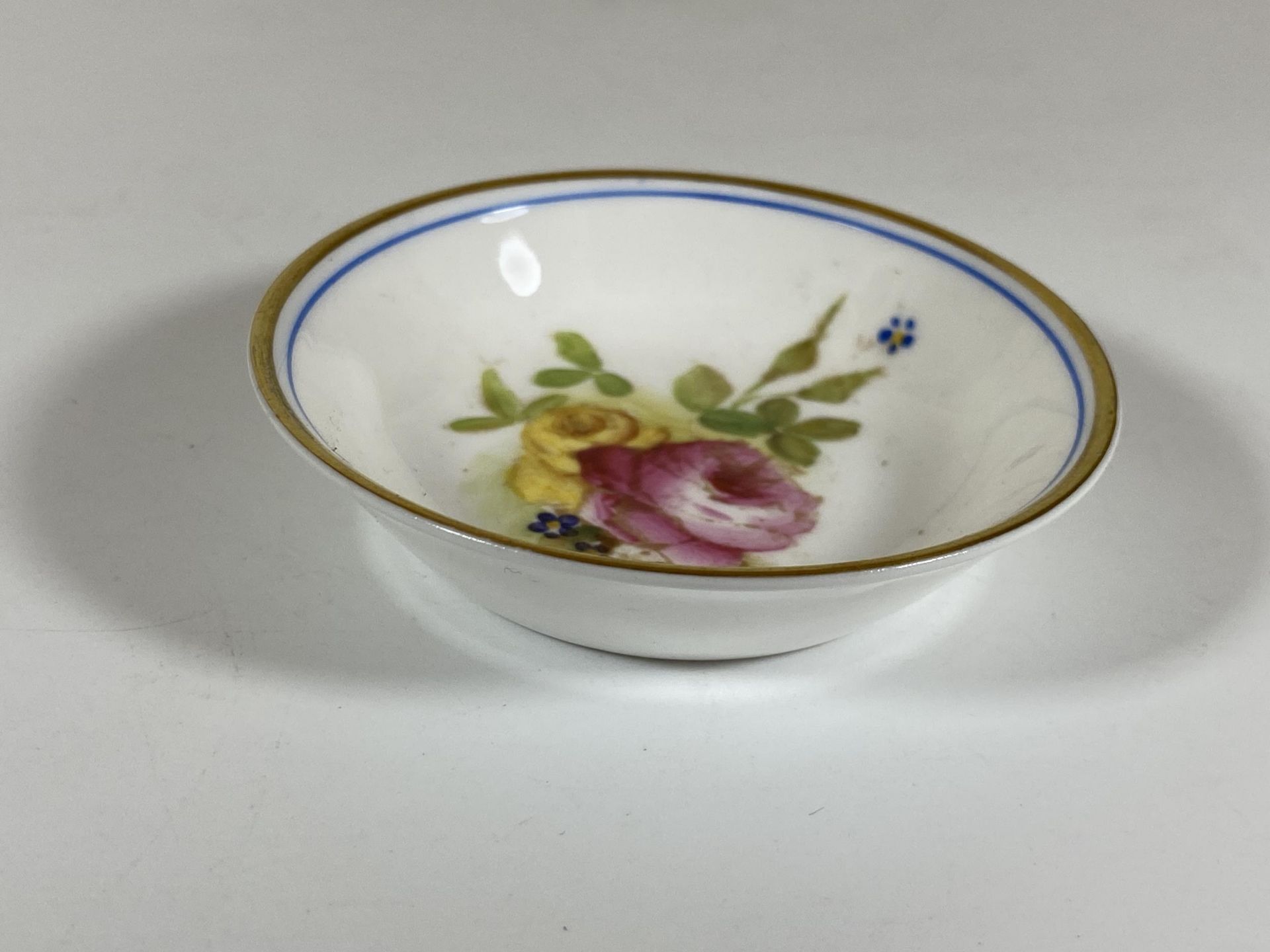 AN ANTIQUE 1921 HAND PAINTED ROYAL WORCESTER FLORAL PIN DISH, DIAMETER 7CM - Image 2 of 3