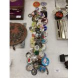 A LARGE COLLECTION OF VINTAGE PIN AND CLOTH BADGES