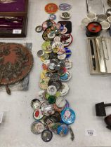 A LARGE COLLECTION OF VINTAGE PIN AND CLOTH BADGES