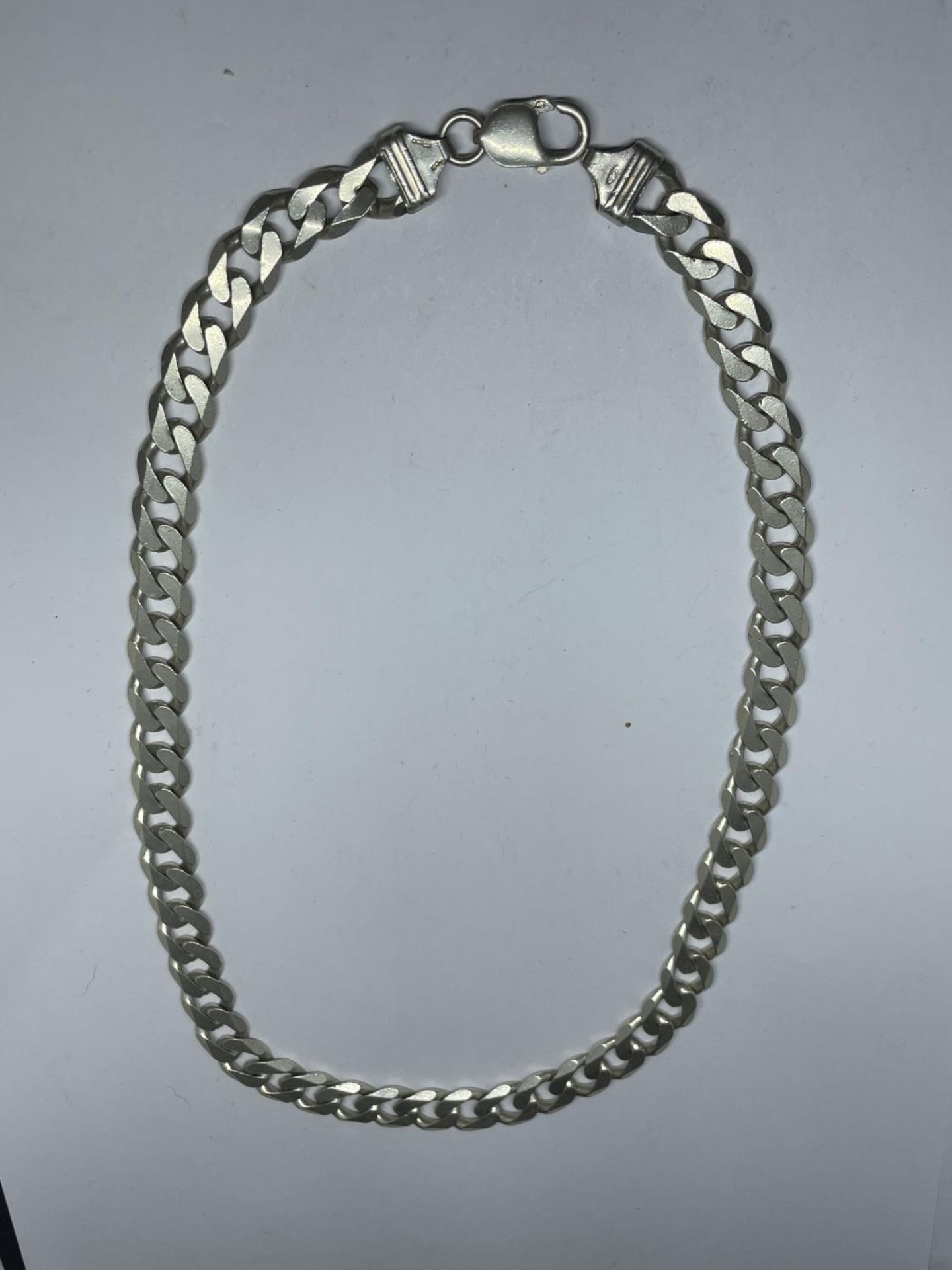 A HEAVY MARKED SILVER FLAT LINK NECKLACE LENGTH 51CM WEIGHT 84.1 GRAMS