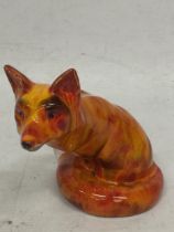 AN ANITA HARRIS SITTING FOX ANIMAL FIGURE, SIGNED IN GOLD