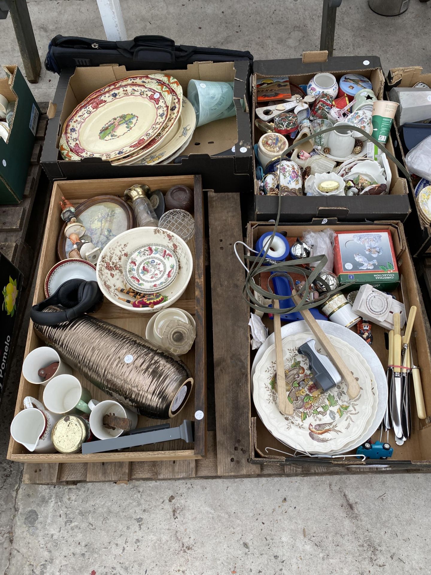 AN ASSORTMENT OF HOSUEHOLD CLEARANCE ITEMS TO INCLUDE CERAMICS AND GLASSWARE ETC