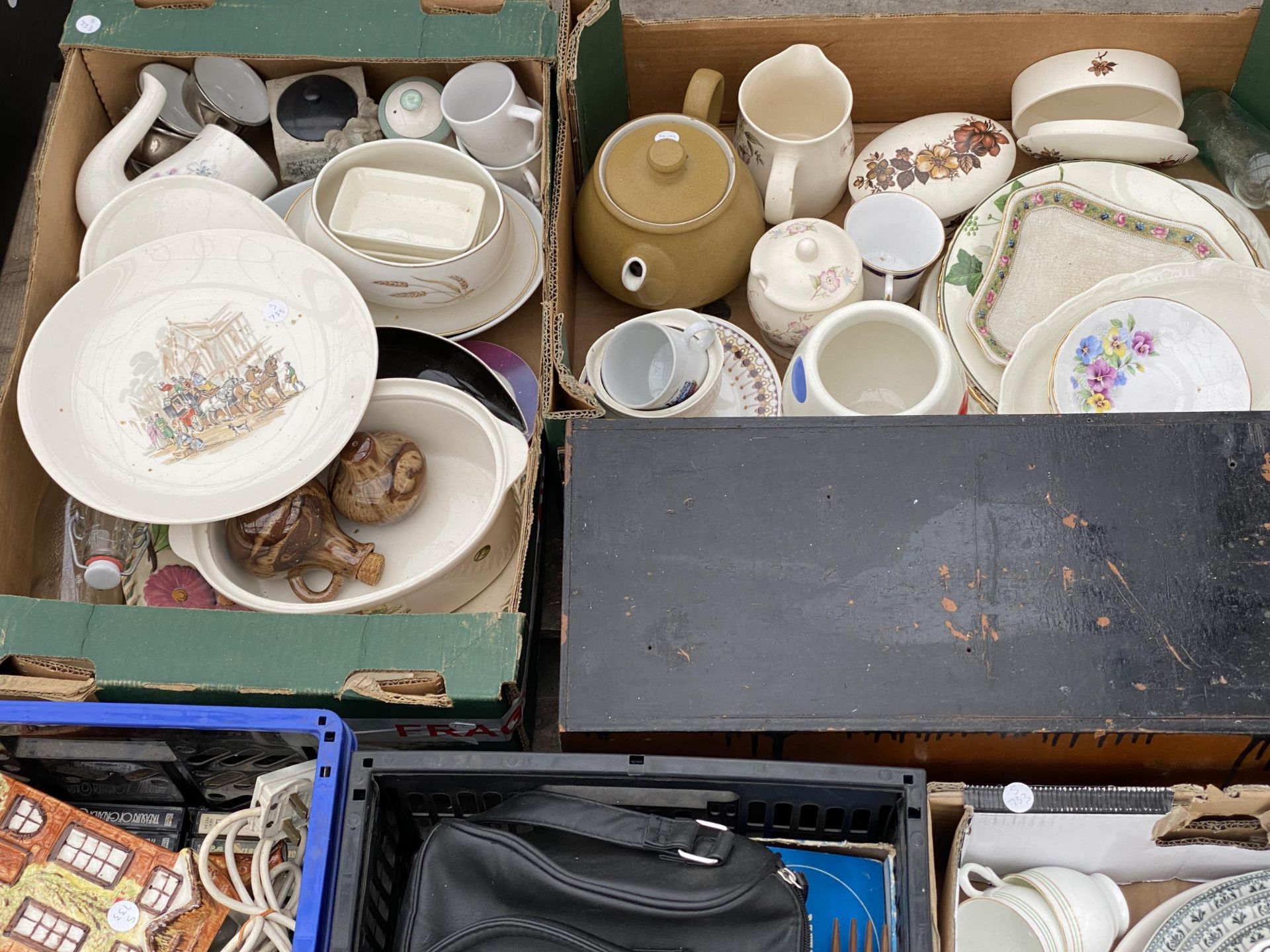AN ASSORTMENT OF HOSUEHOLD CLEARANCE ITEMS TO INCLUDE CERAMICS AND GLASSWARE ETC - Image 2 of 3