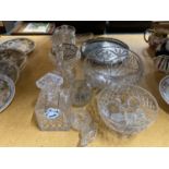 A QUANTITY OF GLASSWARE TO INCLUDE DECANTERS, BOWLS, A ROUND GALLERIED TRAY, VASES, ETC