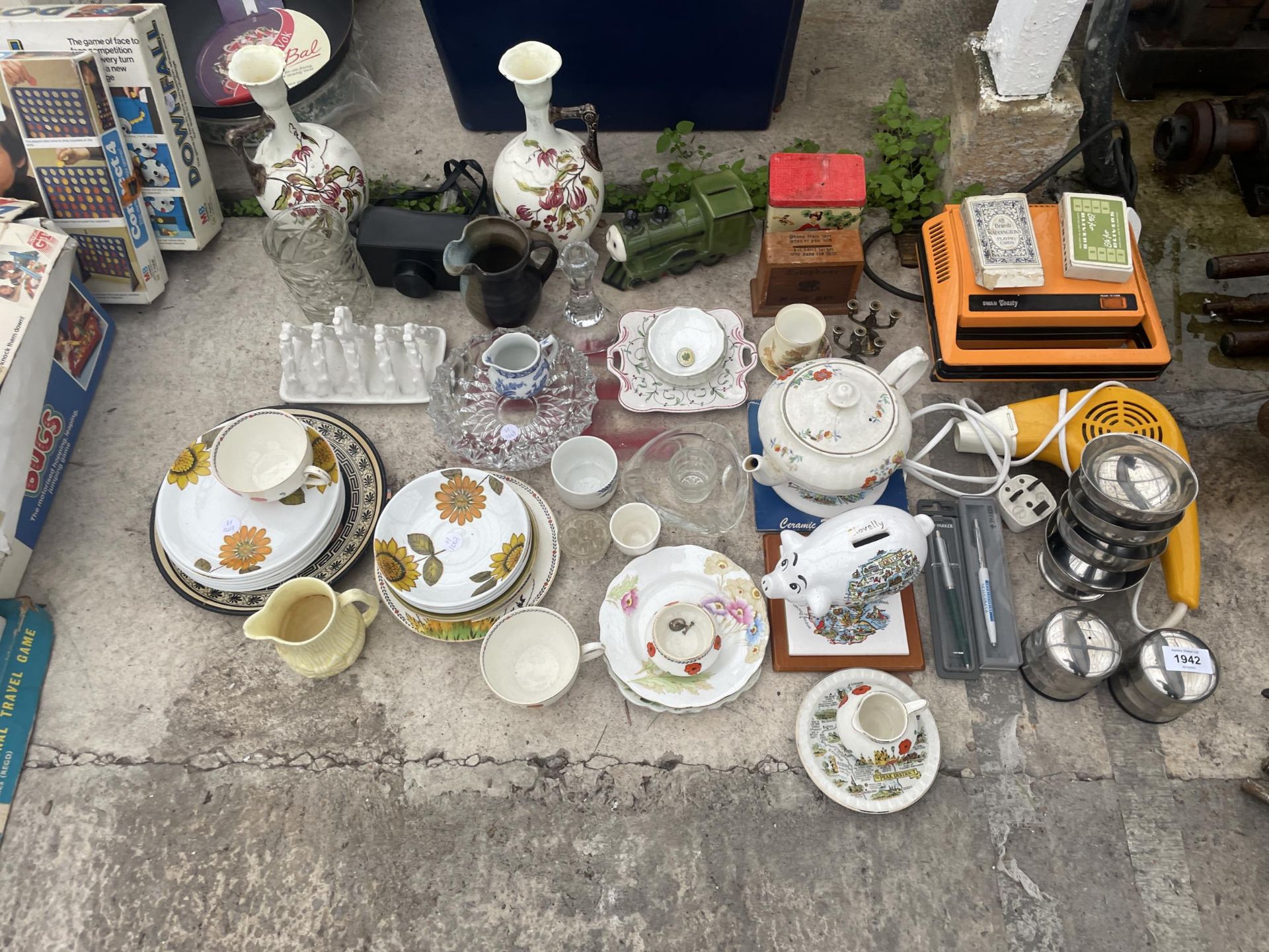 AN ASSORTMENT OF ITEMS TO INCLUDE CERAMICS AND GLASS WARE ETC