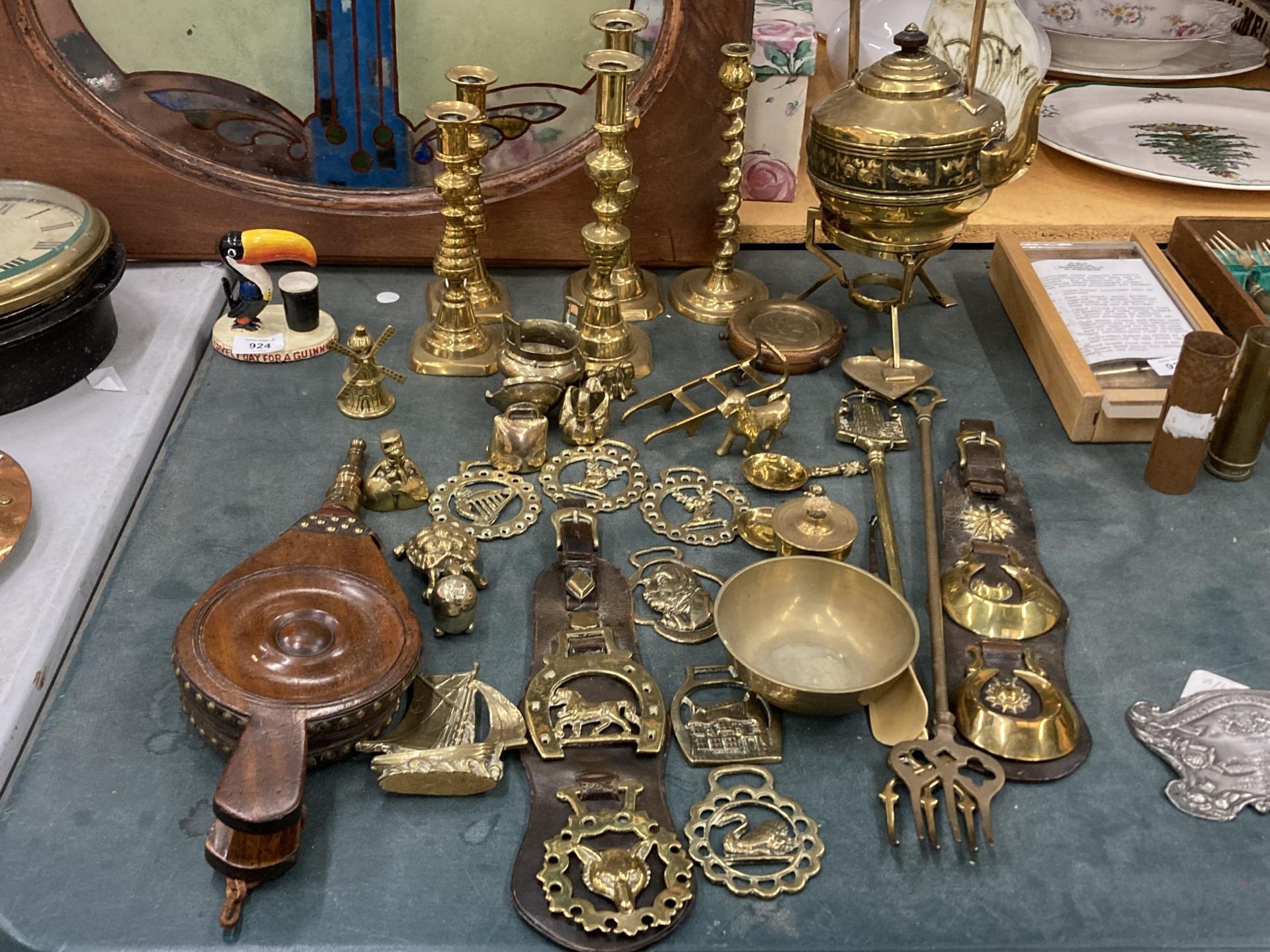 A LARGE MIXED GROUP OF BRASS AND FURTHER ITEMS - SPIRIT KETTLE ON STAND, HORSE BRASS, WOODEN AND