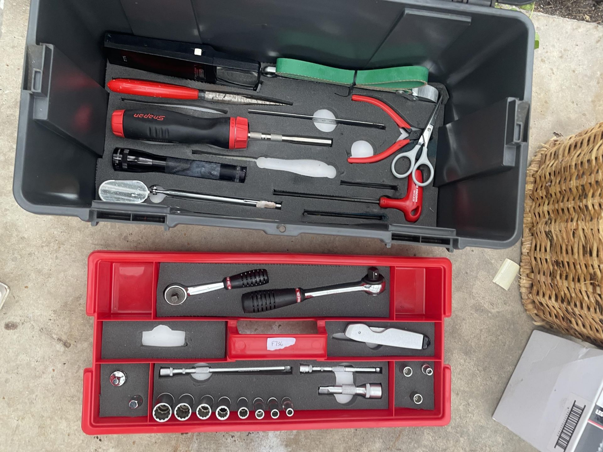 A TOOL BOX CONTAINING A BRITISH AREOSPACE ENGINEERS KIT TO INCLUDE SOME SNAP ON TOOLS - Image 2 of 2